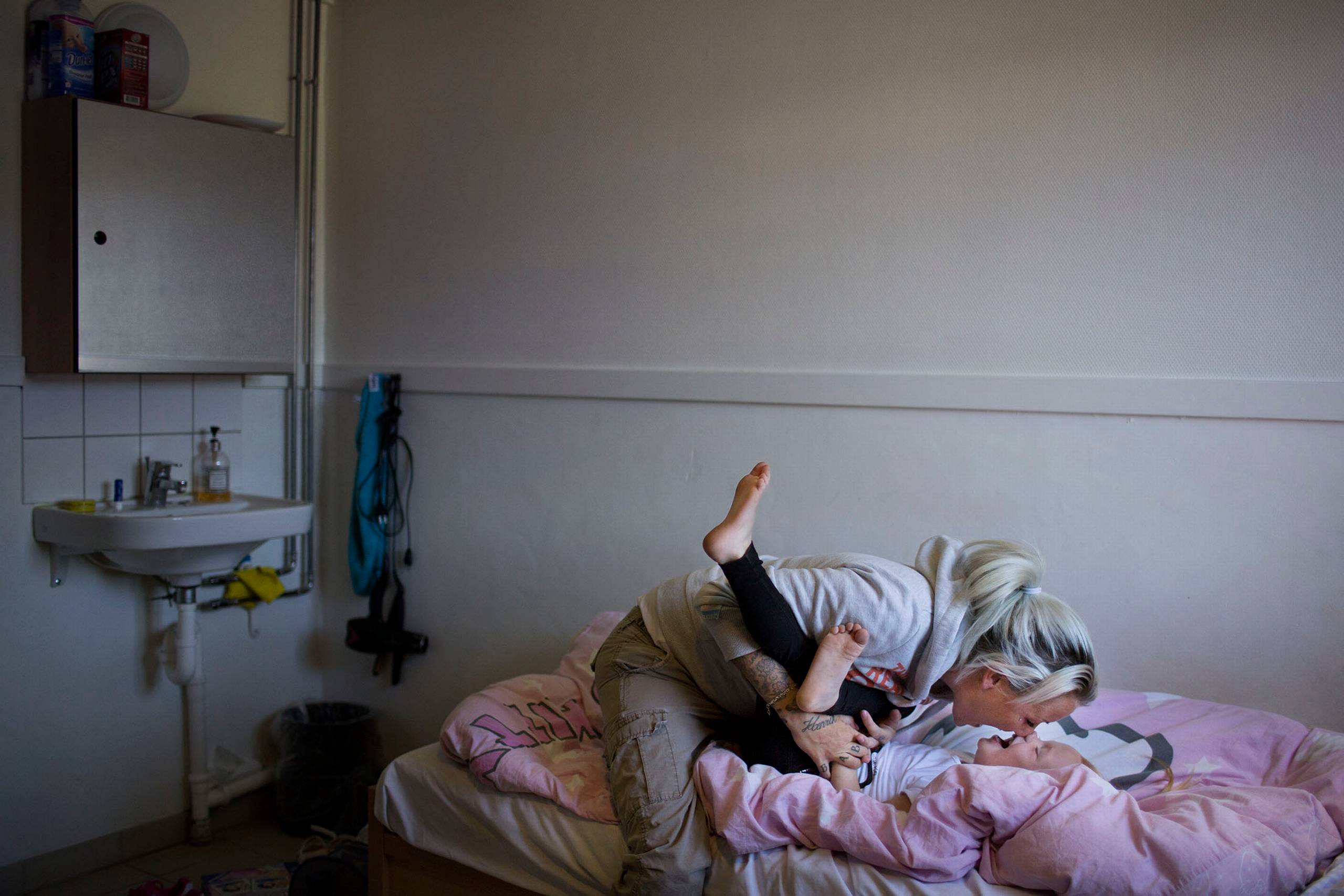Charlotte Jakobsen har hver mandag besøg af sin datter. For hende handler det om at komme ud så snart hurtigt som muligt, så hun kan komme hjem til familien.
