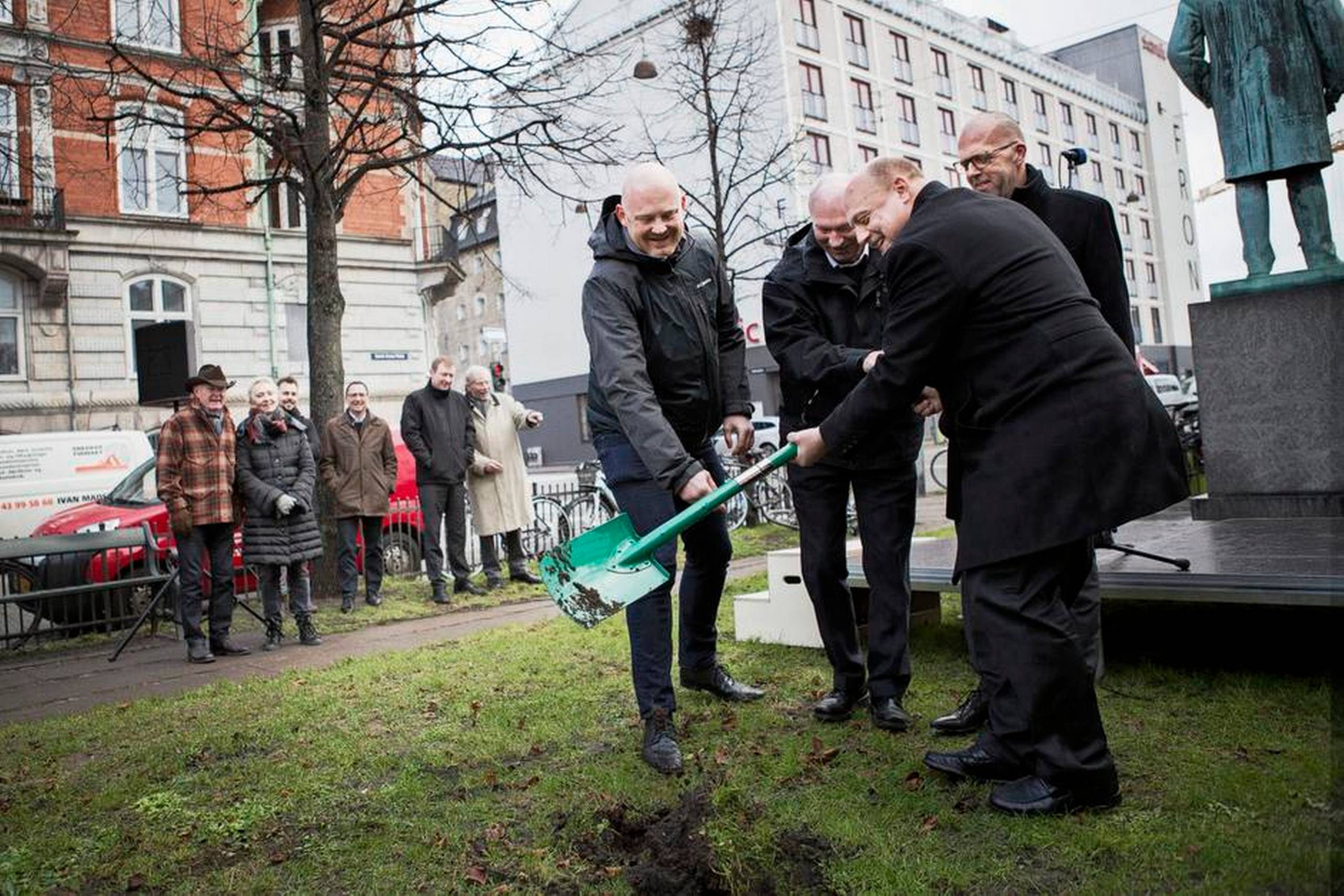 Morten Kabell, teknik- og miljøborgmester i Københavns Kommune (t.v.), tog det første spadestik sammen med Per Jacobsen, teknisk direktør i Hofor, Per W. Hallgren, adm. direktør i Jeudan, og Jesper Nygård, adm. direktør i Realdania. Foto: Charlotte de la Fuente