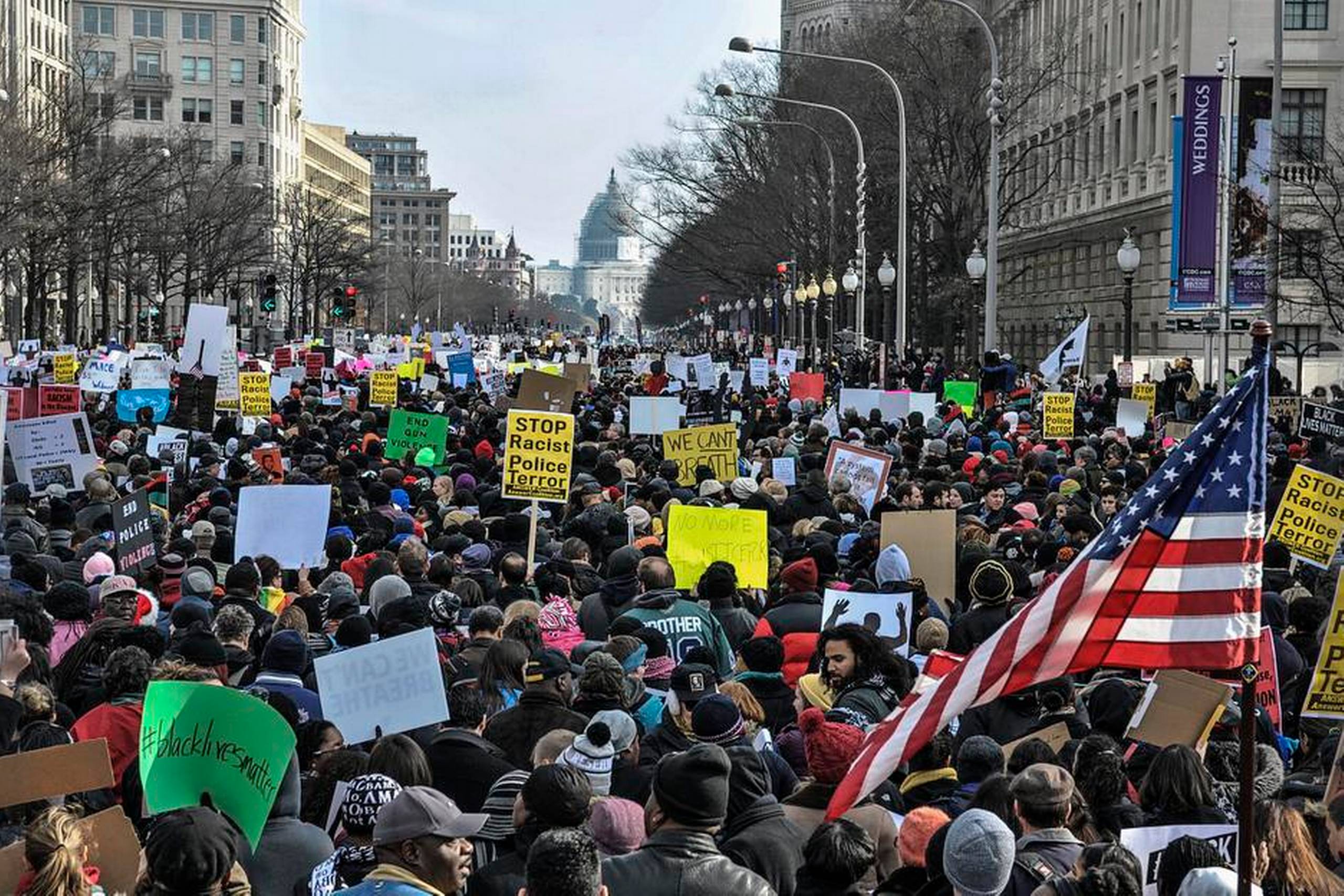 Ikke kun sorte, men også mange hvide var blandt de tusinder, der demonstrerede i Washington mod en stribe politidrab på ubevæbnede, sorte mænd i de seneste måneder. Foto: Jørgen Ullerup