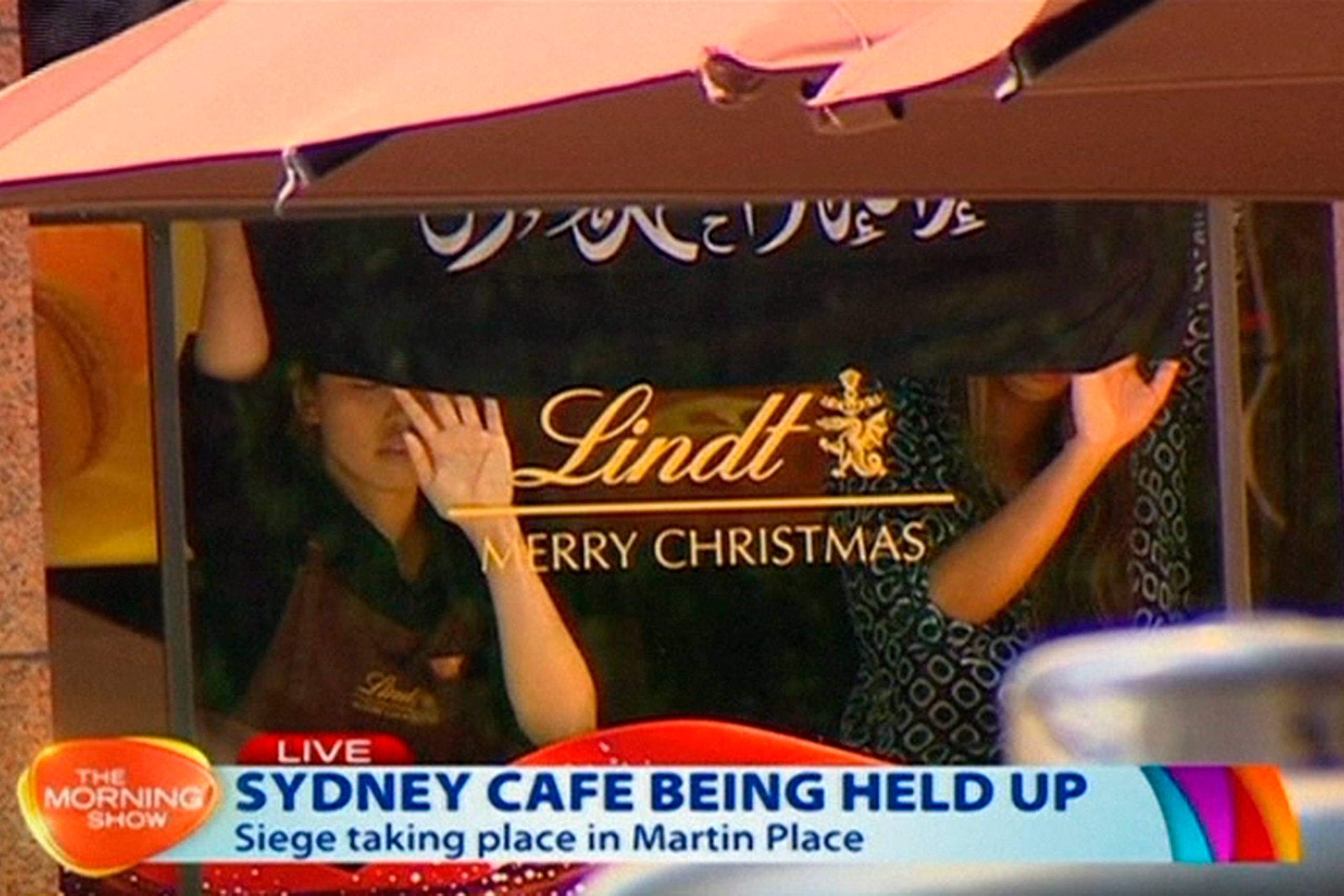 Gidseltageren i Sydney fik gidsler til at holde et såkaldt Black Standard-flag op mod vinduet på cafeen. 