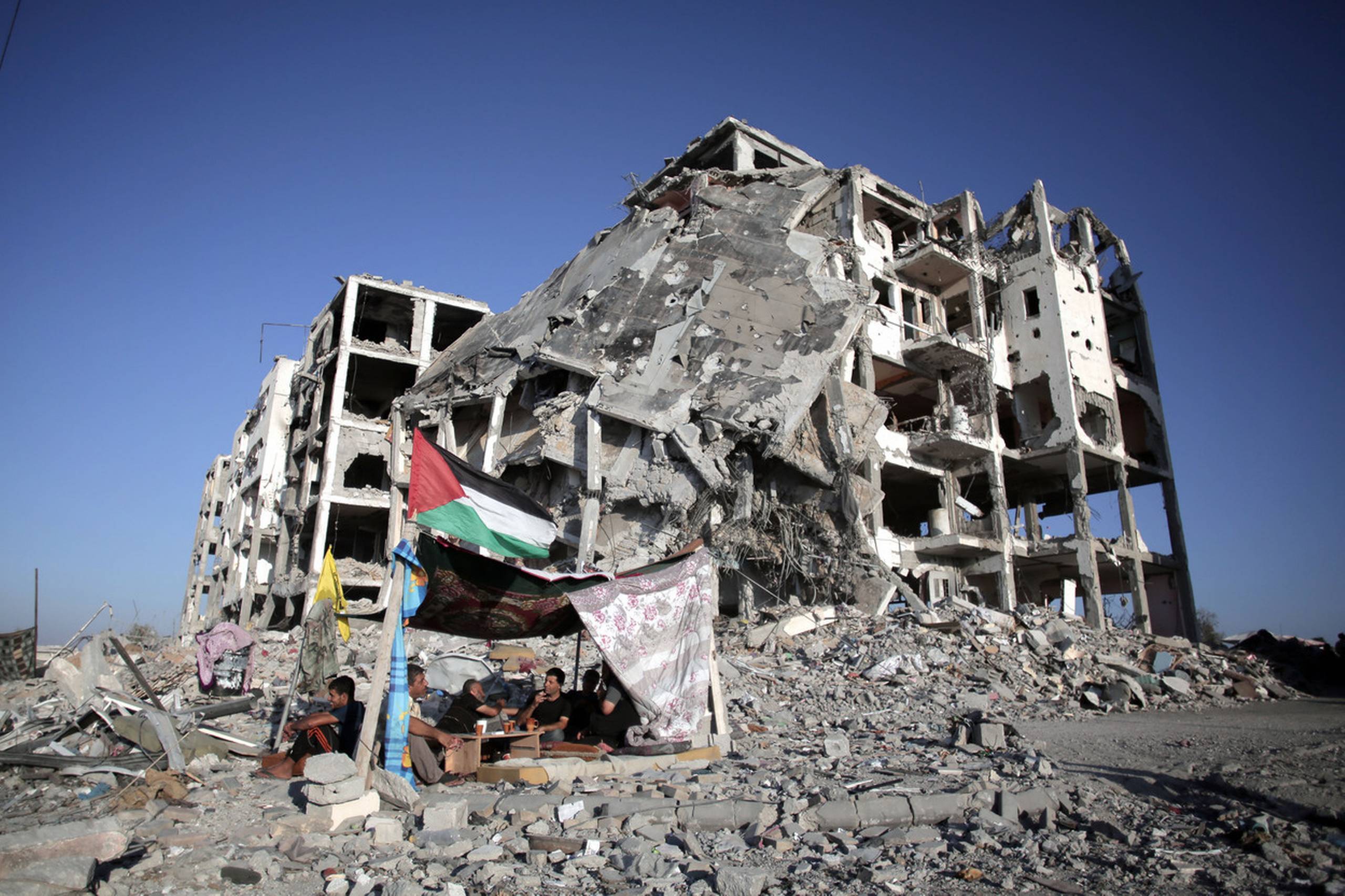 Palæstinensiske flygtninge søger midlertidigt ly, efter deres hjem i Beit Lahiya i den nordlige Gaza-stribe er blevet ødelagt under den seneste Gaza-krig i sommeren 2014.