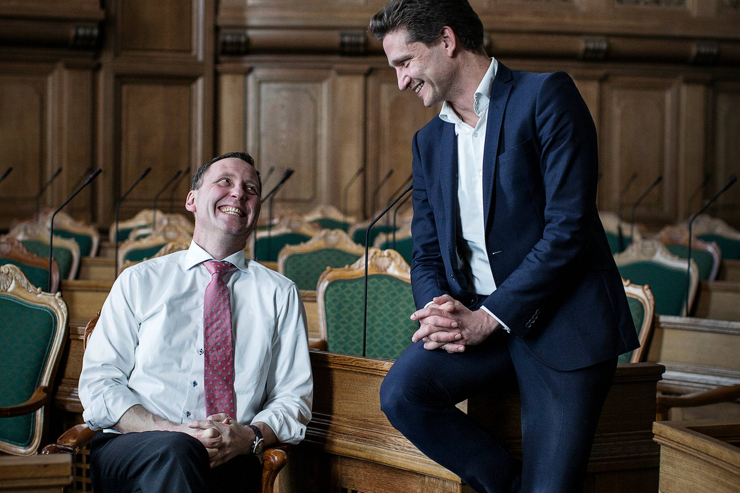 Udsigten til en hård og intens valgkamp har fået partiets kredse på Sjælland til at indføre deciderede dummebøder til kandidater, der bryder en række vedtagne valgetiske regler. Reglerne gælder kun i selve valgkampen og er indført, efter at nuværende politisk ordfører Ole Hækkerup (S), her her ses med Nick Hækkerup, ved de foregående to valg gik ind i konkurrenternes kredse.