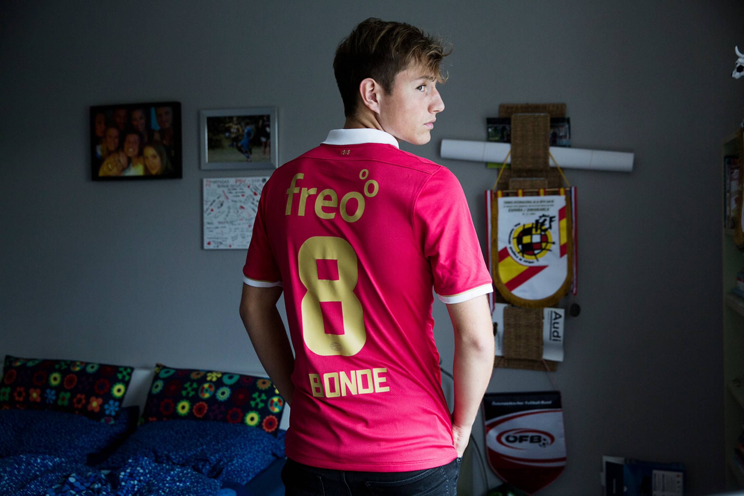 Fodboldspilleren Mathias Bonde, forlod i sommer Aarhus og AGF til fordel for PSV Eindhoven. Mathias Bonde på værelset i Holland.