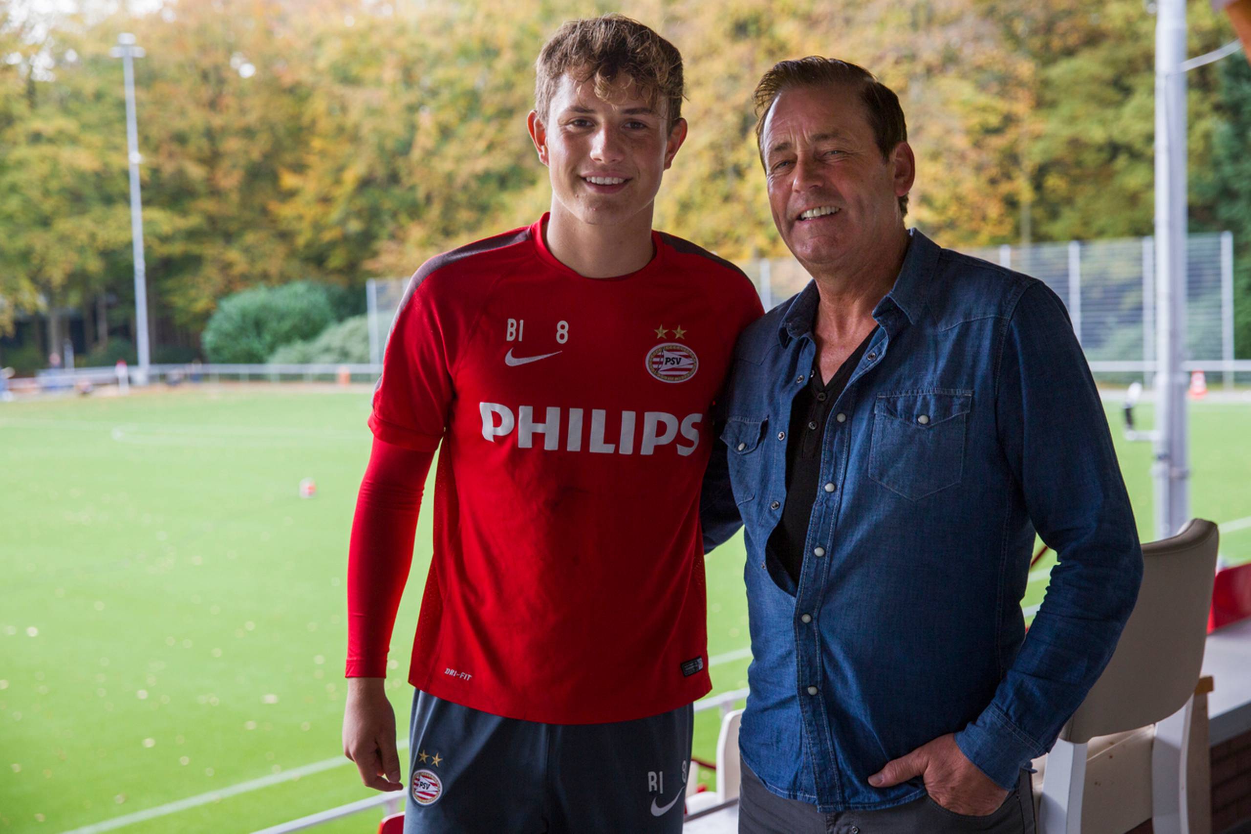 Mathias Bonde sammen med chefscout for PSV ungdomsafdeling Rini De Groot.