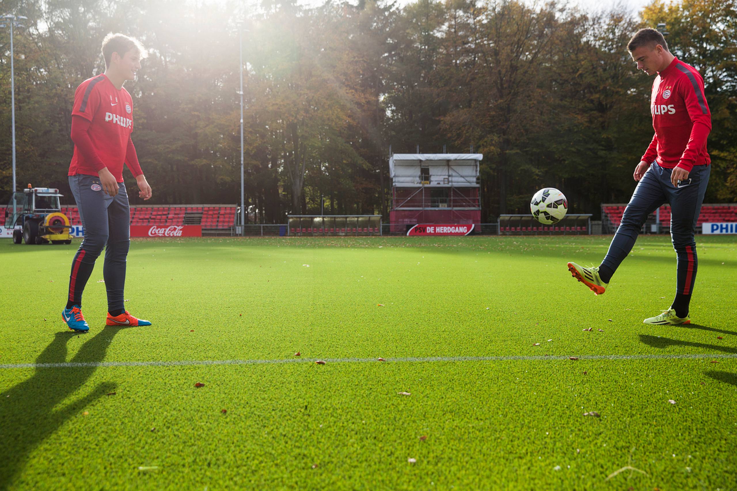 Mathias Bonde og Lasse Mikkelsen på PSV's træningsanlæg.