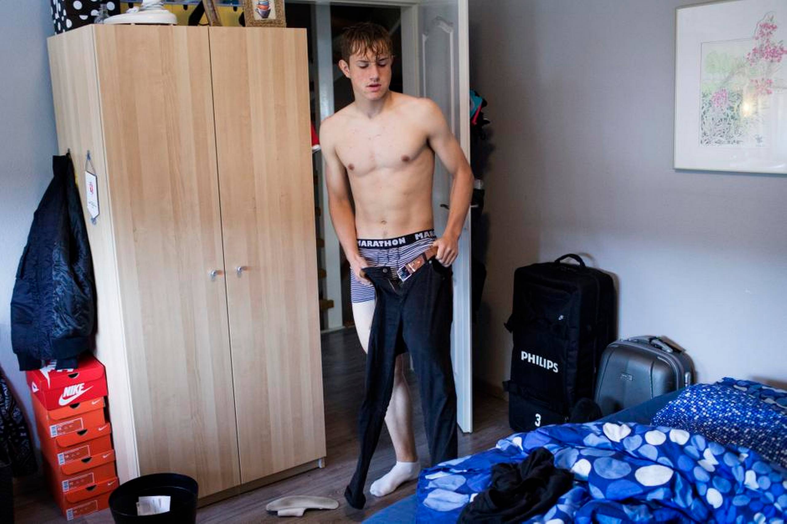 Mathias Bonde gør sig klar til en ny dag som fodboldlærling i PSV. To kufferter og syv par fodboldstøvler var den samlede bagage. Foto: Gregers Tycho