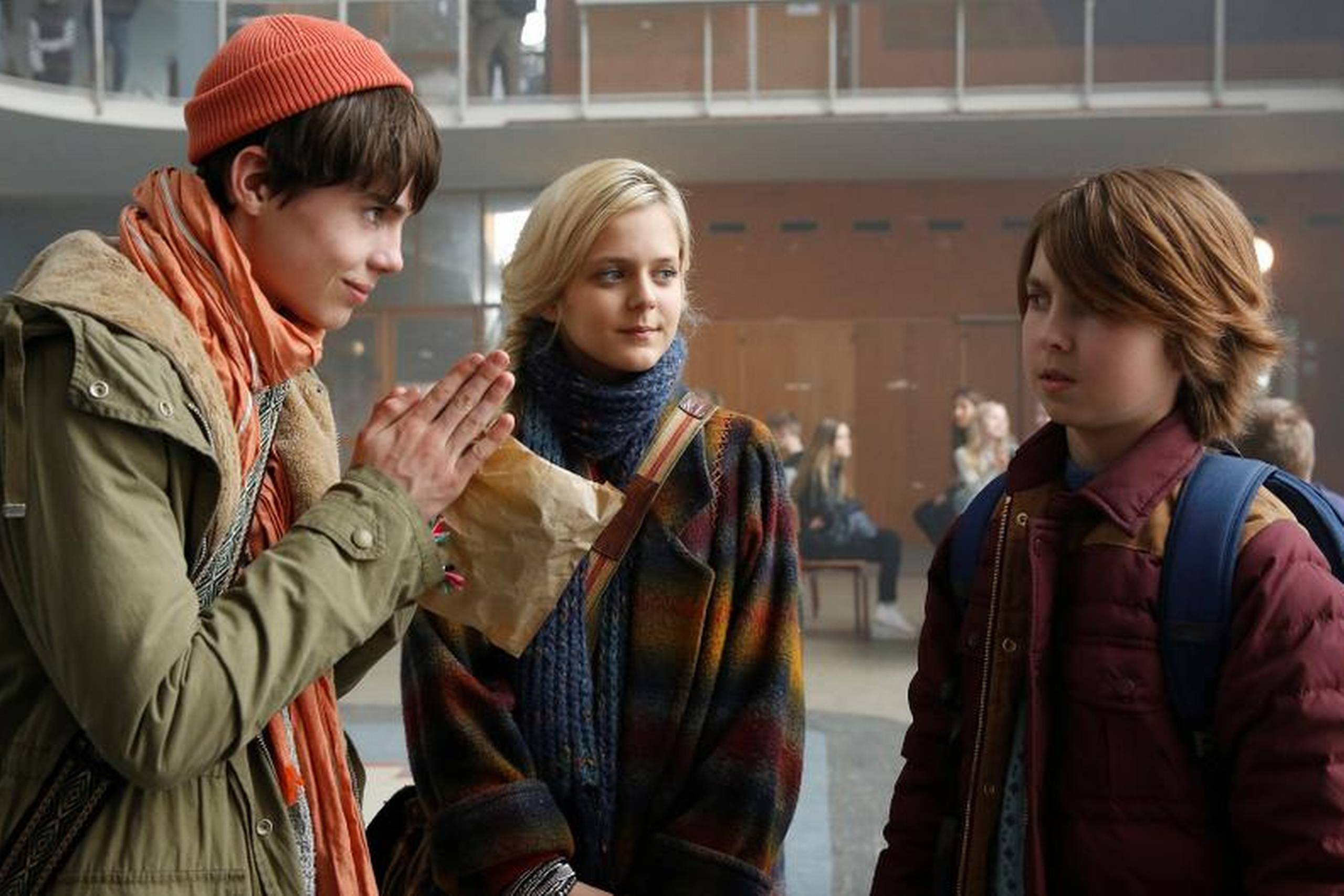 Pelle (Oscar Dietz) har god grund til at kigge skævt til buddhist typen Christian (Hector Brøgger Andersen) i ”Antboy: Den røde furies hævn”, der er endnu en herlig superheltefilm for både børn og voksne. Foto fra filmen