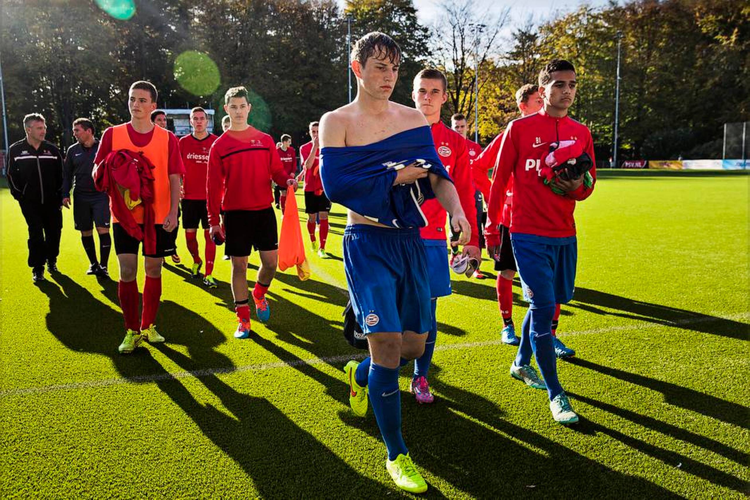 På vej ud af banen efter nederlaget til Venlo trækker Mathias sin bluse af og krænger den over hovedet. Han hader at tabe.