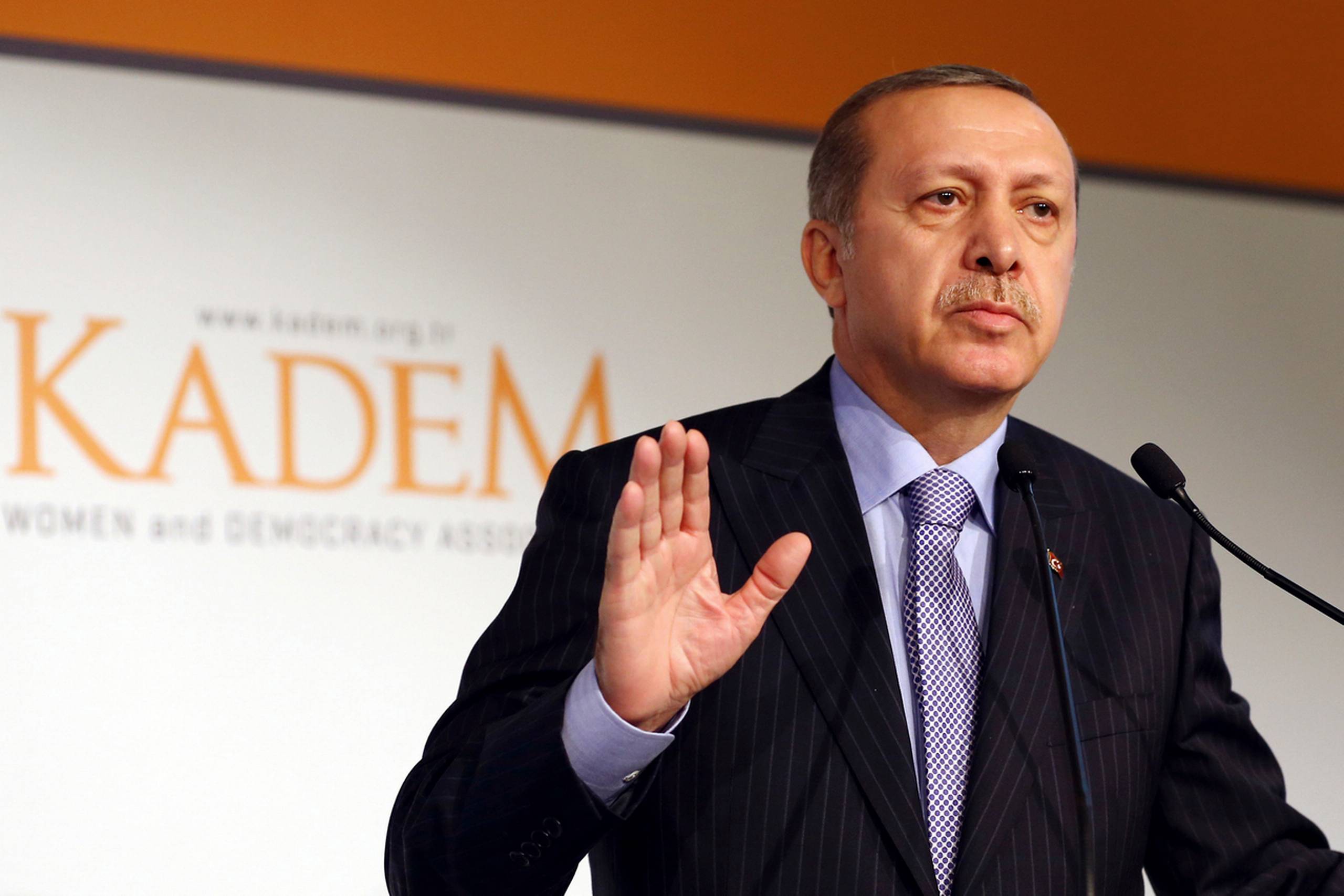 Faktum er, at hr. Erdogan har sat adskillige journalister og redaktører i fængsel i sit land, og han forsøger nu at gøre det samme i Tyskland. Det kan være, at vi er uenige om smag, men smag er ikke pointen. Pointen er retten til at tale frit og sige, hvad vi mener, inklusive ting, som er meget krænkende for Erdogan. 