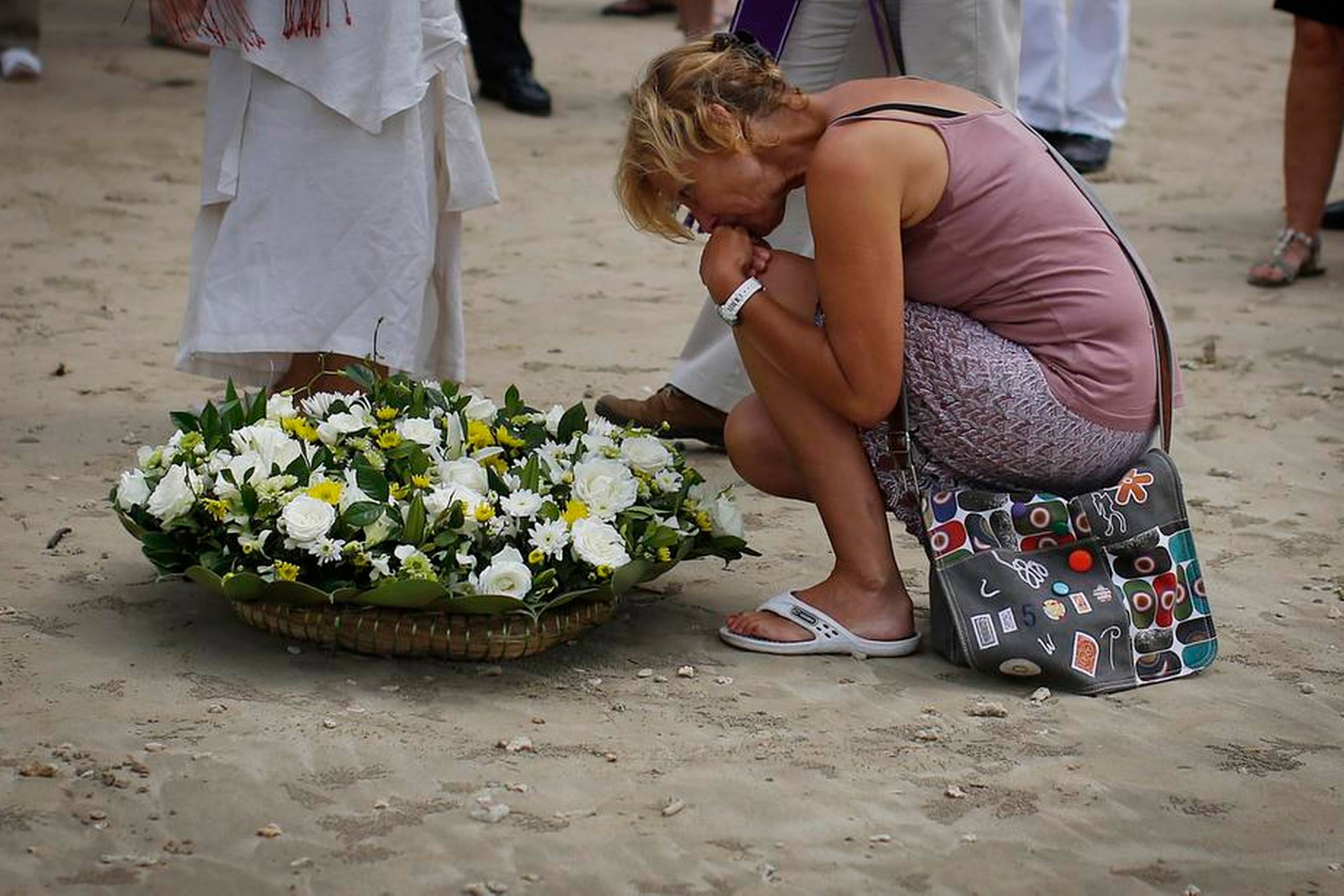 En slægtning til tsunamiens ofre holder tårerne tilbage under en mindehøjtidelighed i Khao Lak, Thailand. Foto: Wong Maye-E/AP