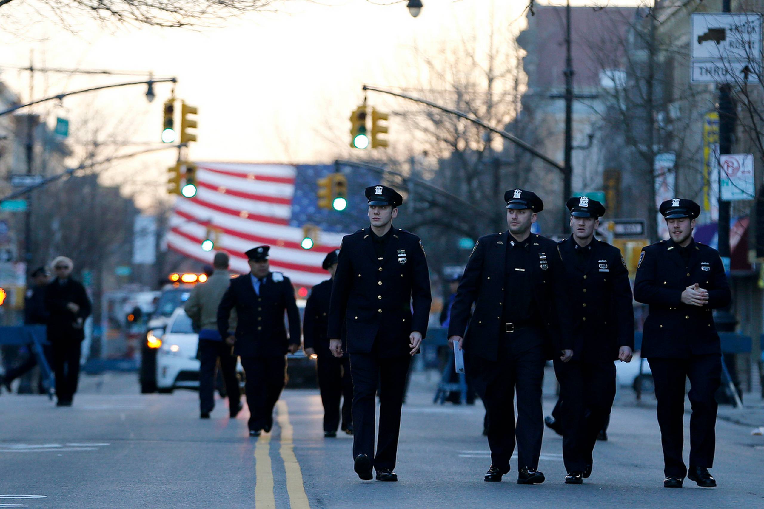 Betjente går mod Christ Tabernacle Church, hvor Rafael Ramos blev begravet.