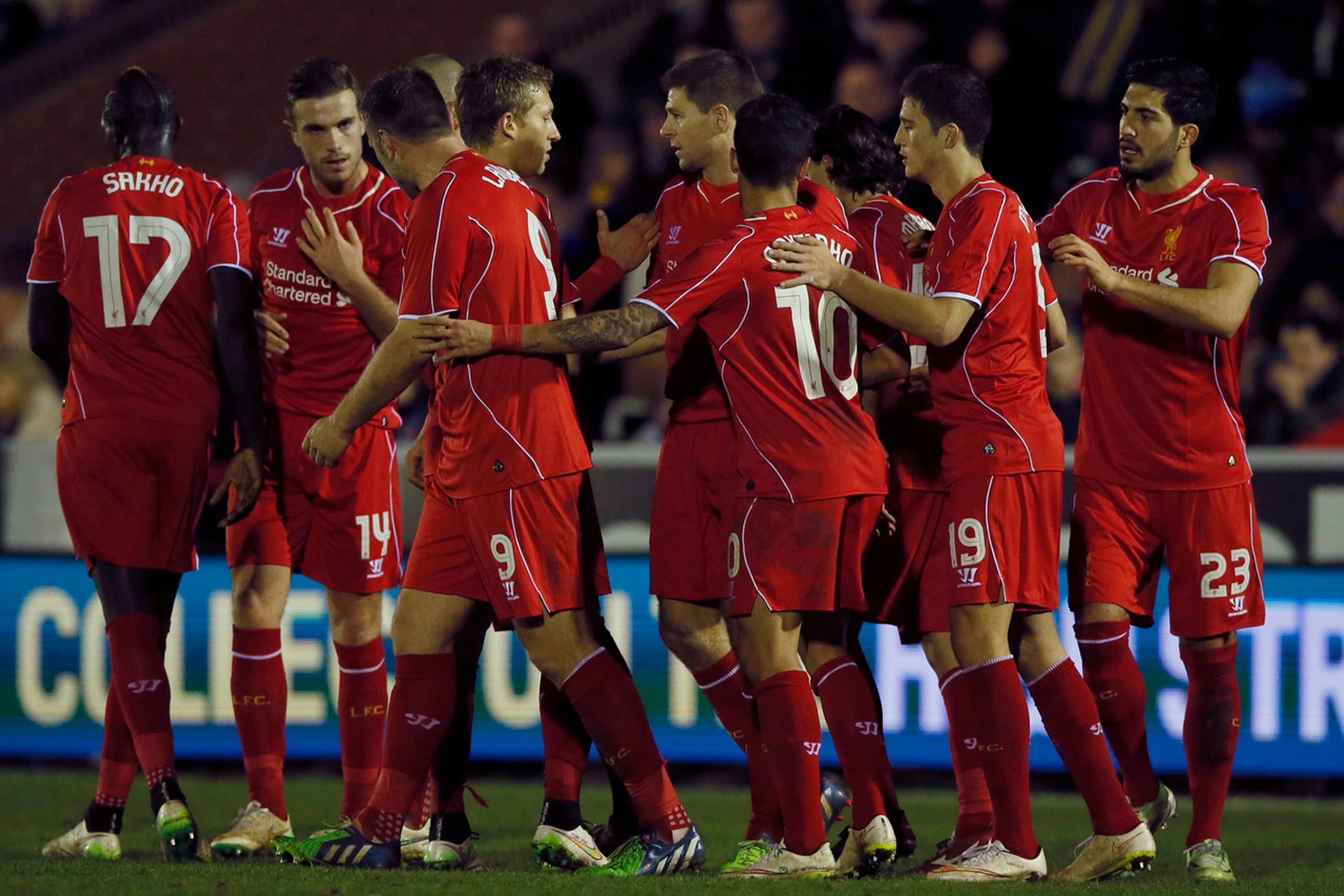 Liverpools Steven Gerrard fejres efter den første af sine to scoringer i mandagens kamp.