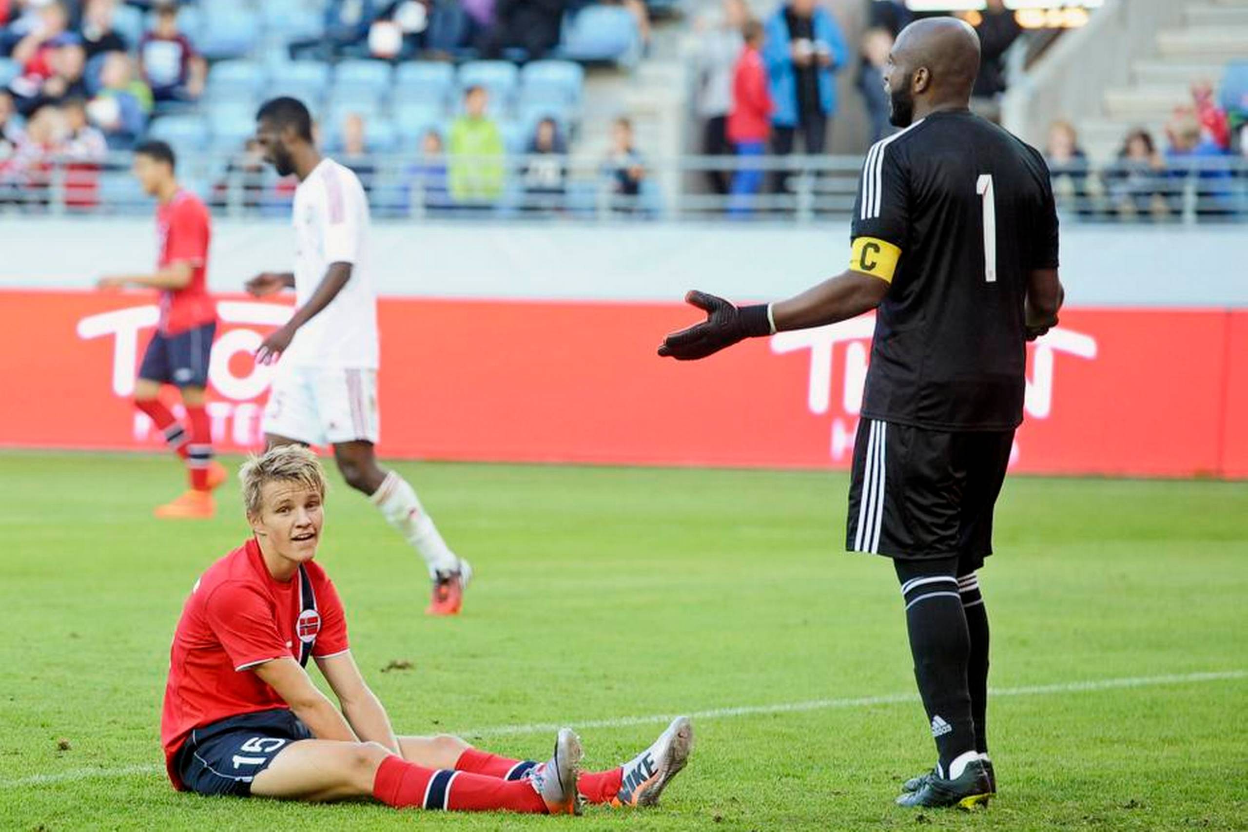Martin Ødegaard fyldte 16 år en uge før jul og ses her i sin debutkamp på det norske A-landshold den 16. august sidste år. Nu har han udsigt til at skulle træne sammen med Real Madrid-stjernerne. Foto: Terje Pedersen/A
