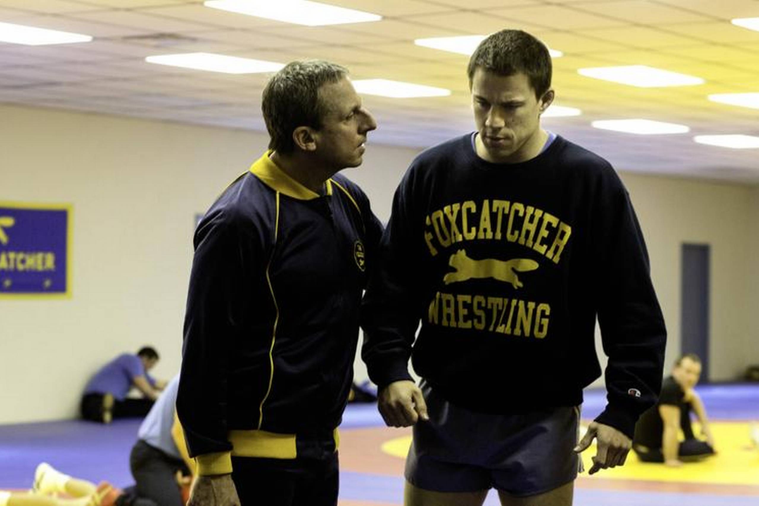 Forholdet mellem bryderen Mark (Channing Tatum, th.) og hans excentriske træner og velgører John du Pont (Steve Carell) bliver mere og mere anstrengt. Foto fra filmen.