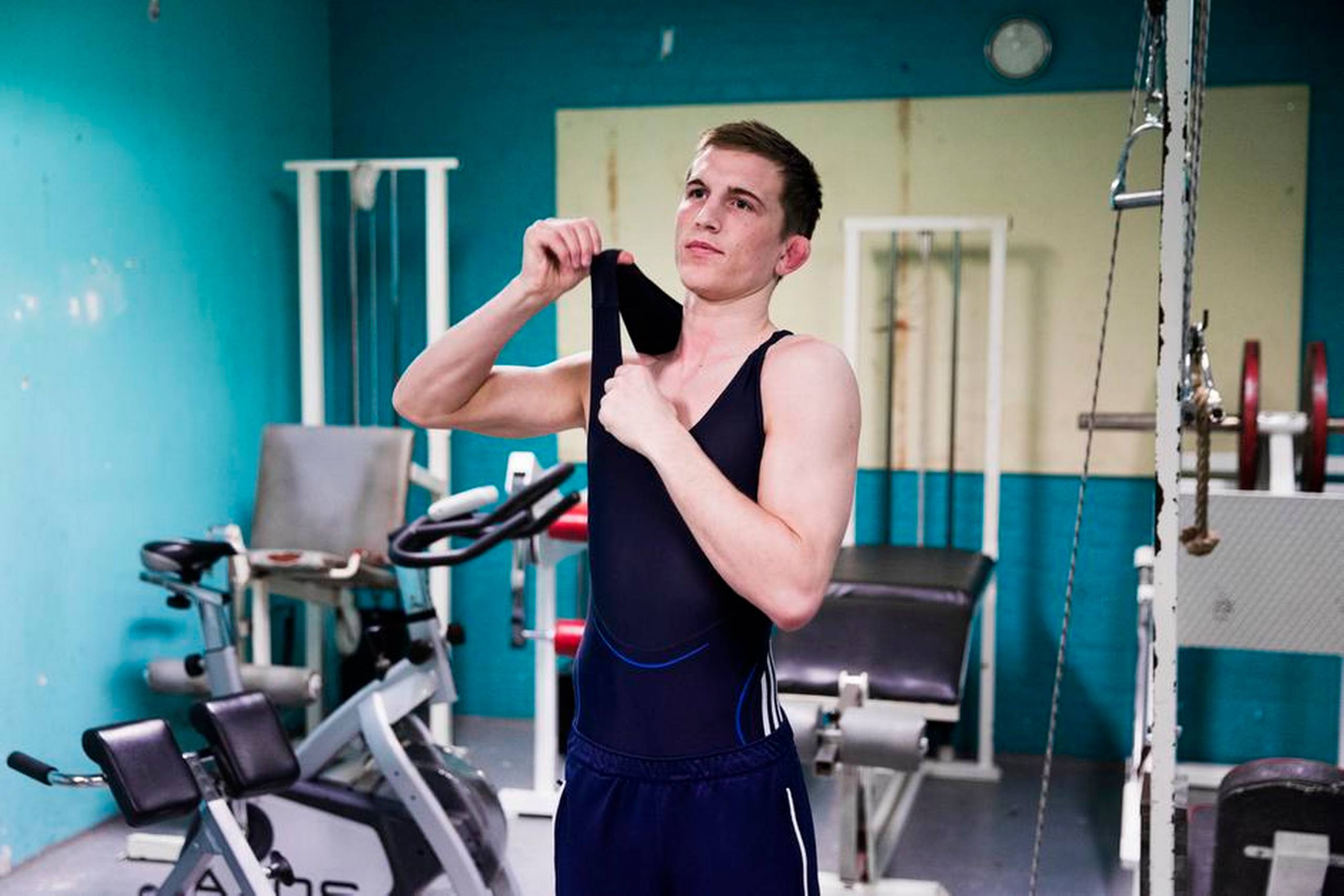 »Vi træner mere funktionelt end i et fitnesscenter. Nogle af øvelserne er direkte relaterede til brydning. F.eks. at løfte en sandsæk, som var det en modstander,« siger Tobias Fonnesbek. Foto: Gregers Tycho