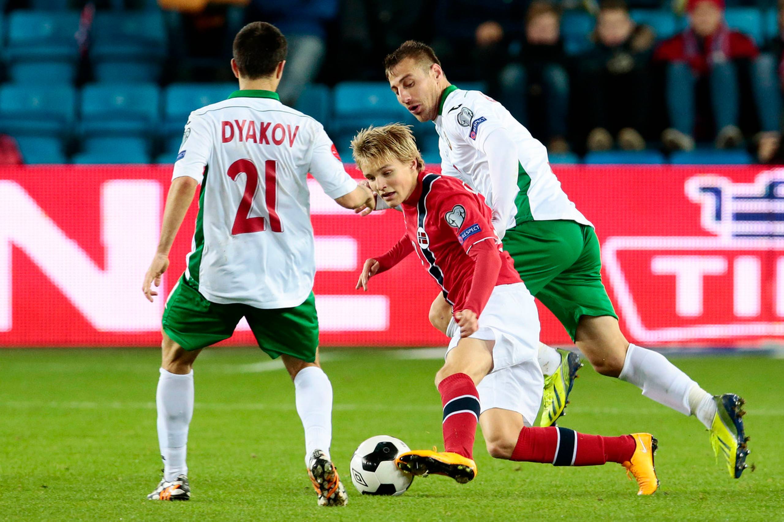 Martin Ødegaard i aktion i en landskamp for Norge.