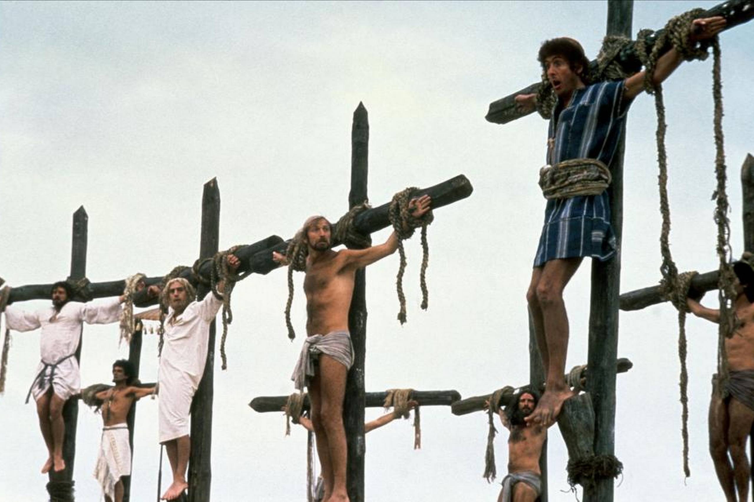 Brian fra Nazareth bliver udråbt til Messias under fuldstændigt absurde omstændigheder og bliver efterfølgende korsfæstet til munter fællessang. Da filmen udkom i 1979 faldt den ikke i smag hos katolikker og protestanter, og filmen blev forbudt i Norge. Foto: Allstar Picture Library