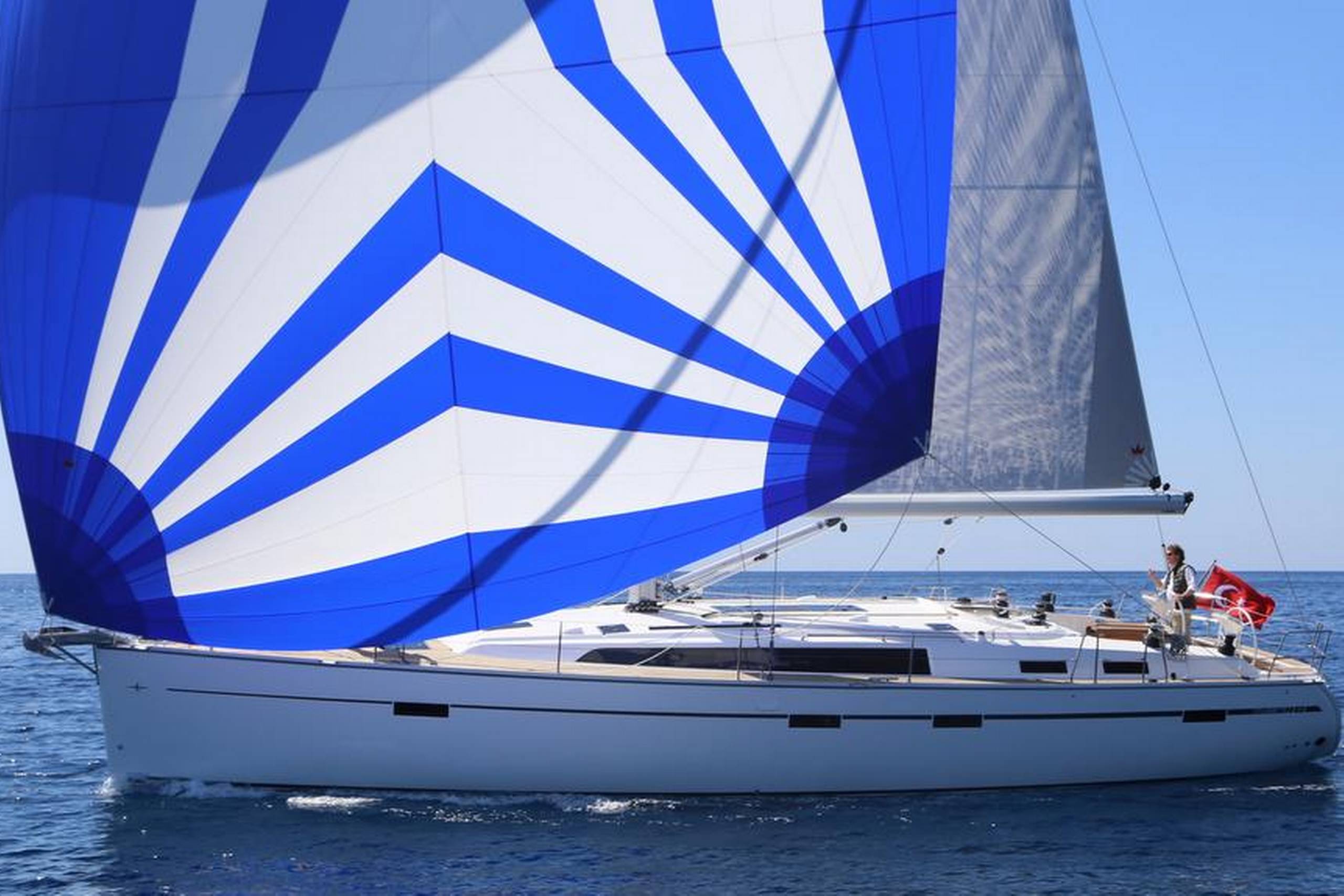 Bavaria 51 er utrolig stabil at sejle, da den har to ror i vandet. Gennakeren koster 44.531 kr. med en spilersok, der gør den let at hale op og ned.