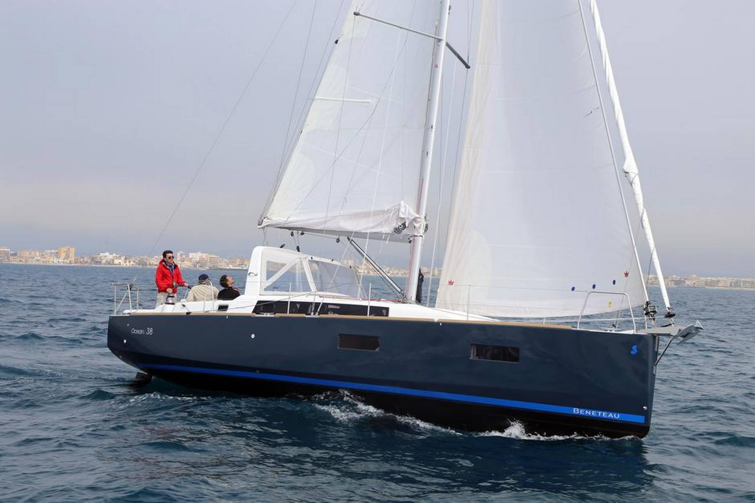 Oceanis 38 sejler godt og er ganske hurtig i god vind. Båden har en stor bøjle, hvor storsejlsskødet hæfter. Bommen er så højt placeret, at man ikke får den i hovedet.