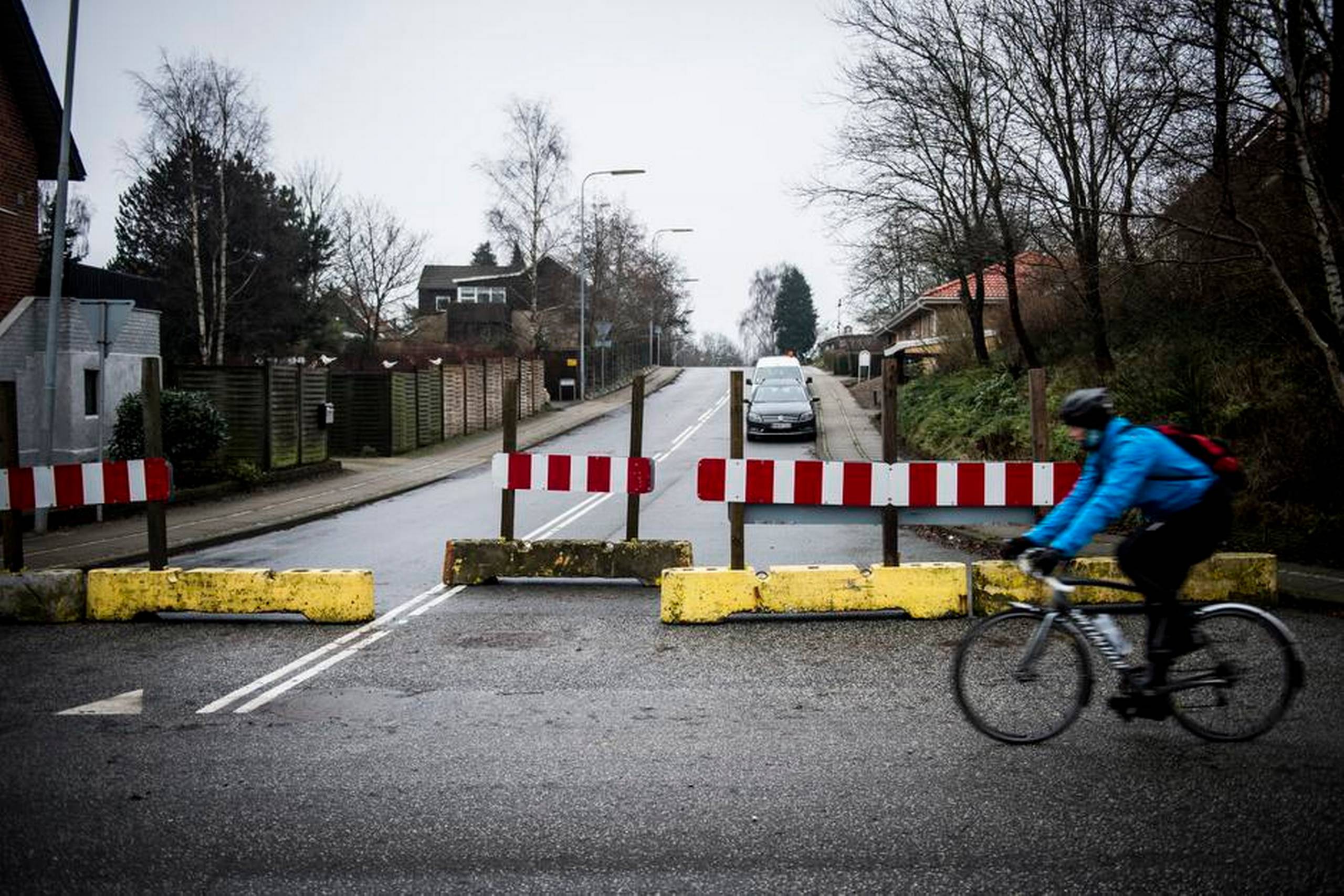 Betonafspærringen af Sandmosevej ud mod Oddervej giver problemer for beboere på andre veje i området. Arkivfoto: Sebastian Buur Gunvald