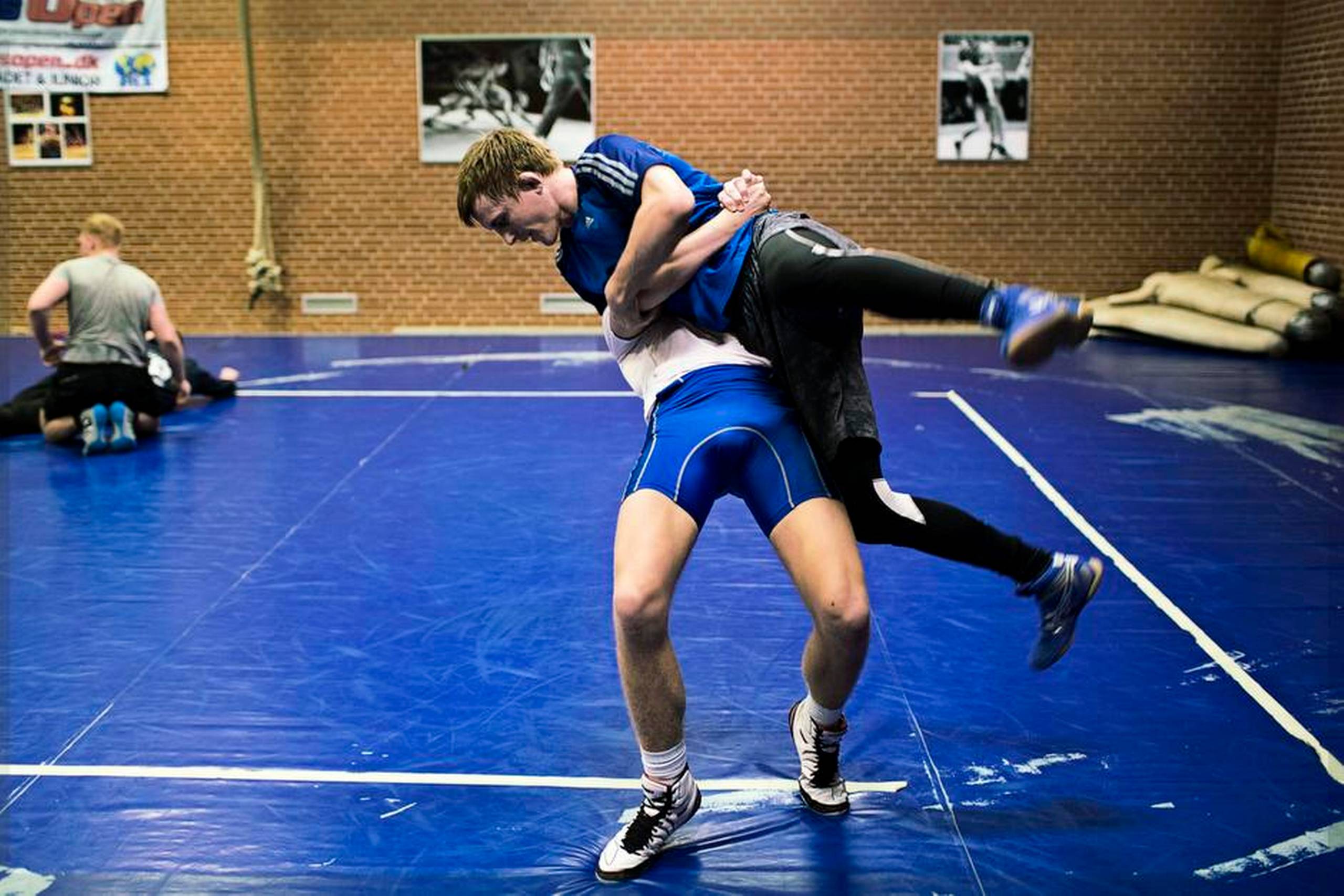 OL-kandidaten Tobias Fonnesbek, øverst, viser lørdag aften sine evner for det lokale publikum i kamp mod stærke modstandere. Foto: Gregers Tycho