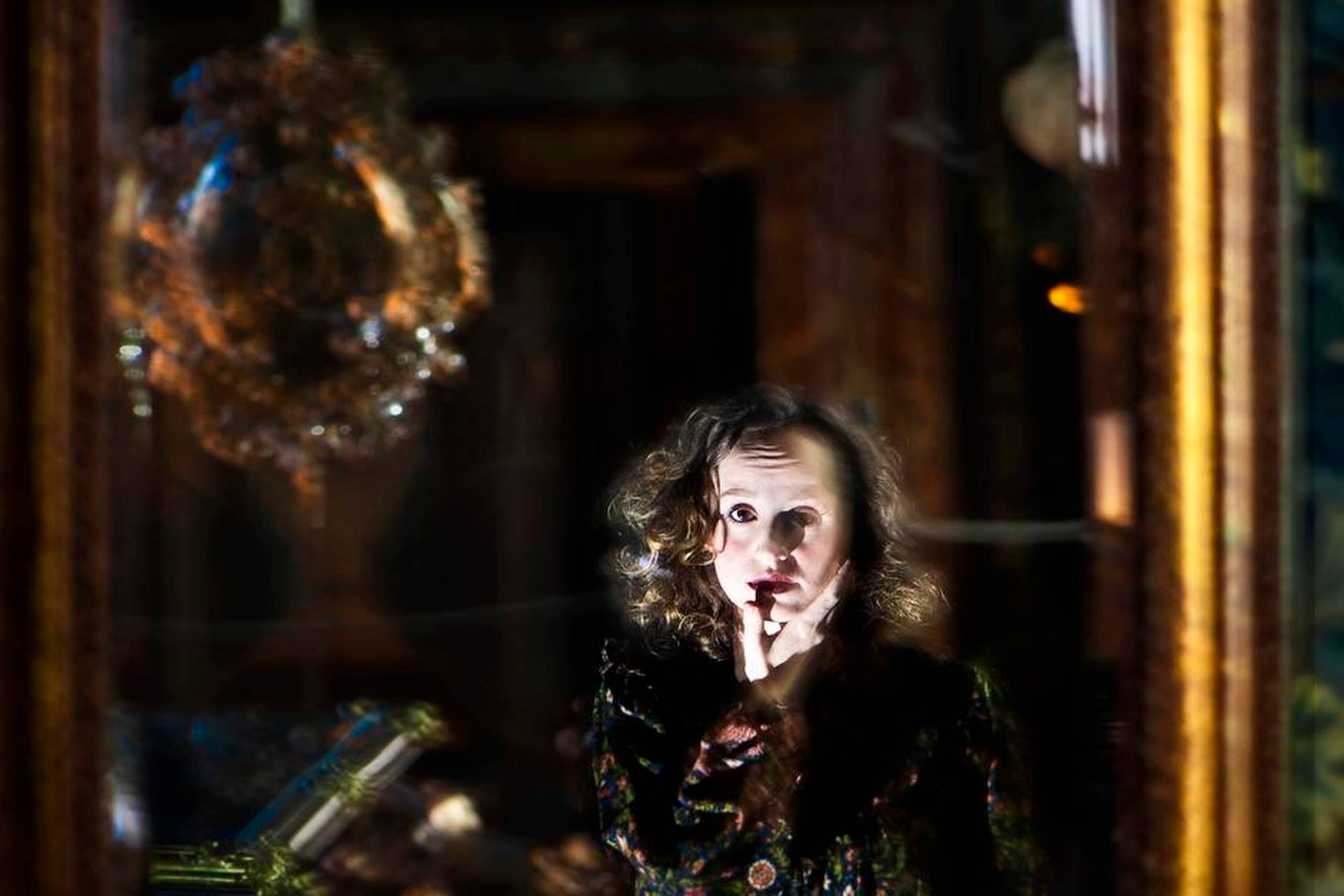 Olga Ravns første roman skulle være en af den slags bøger, hun selv fandt som teenager på biblioteket. En bog med tåge, tårne, kostskoler og spøgelser. Foto: Lars Krabbe