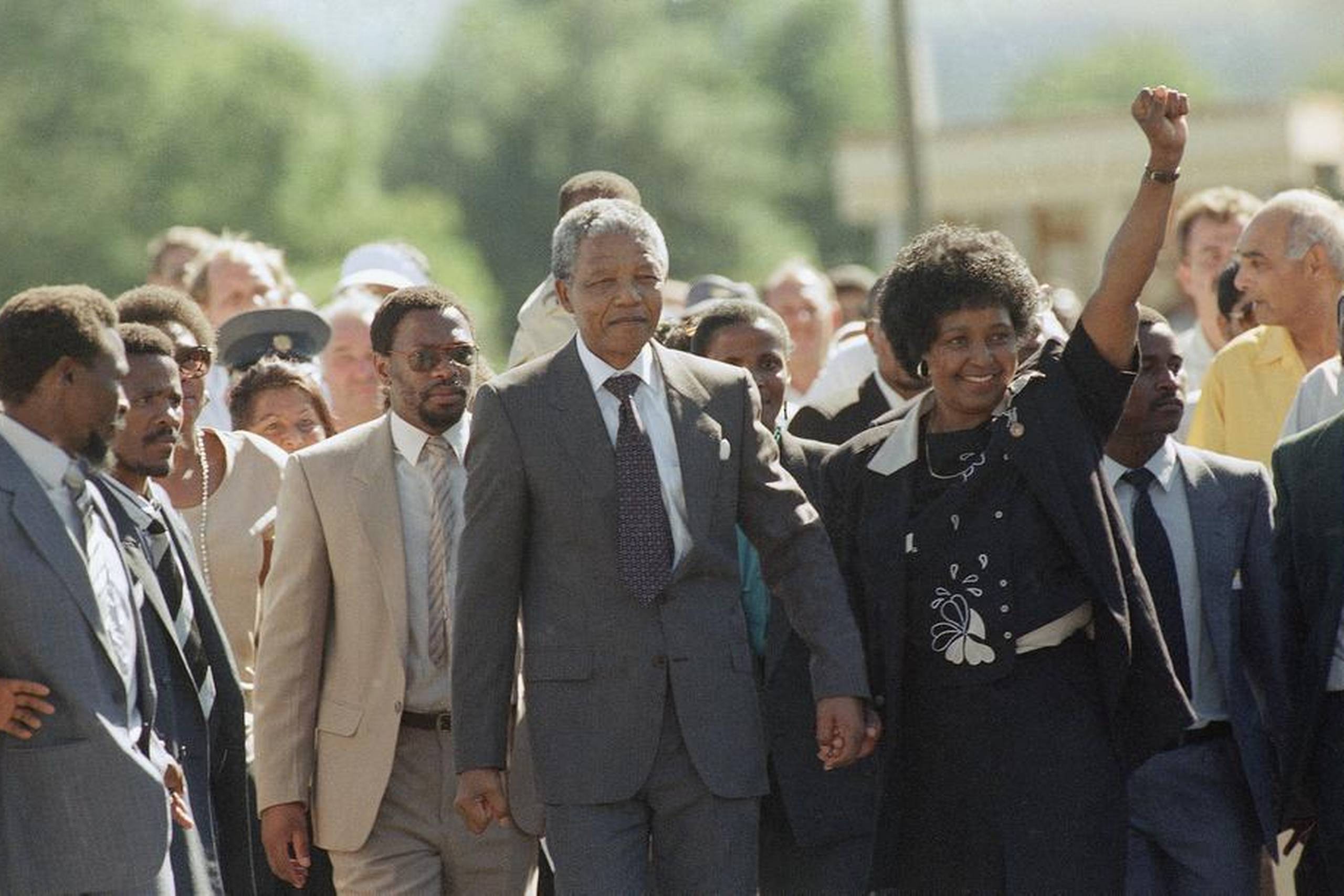 Nelson Mandela forlod Victor Verster-fængslet hånd i hånd med sin hustru Winnie Mandela. De blev skilt i 1996. Arkivfoto: Greg English/AP