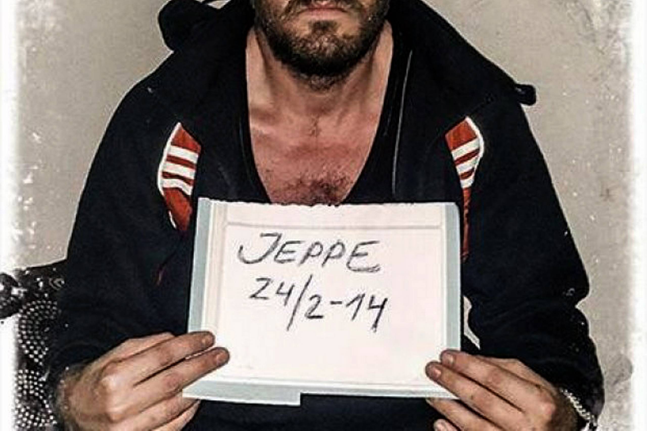 Jeppe Nybroes bog, ”Kidnappet i islamisternes fangehul”, bliver kritiseret for ikke at være helt sandfærdig. Eksperter og historikere mener, at det er relevant at diskutere, om det var IS eller en kriminel bande, der stod bag kipnapningen. Foto: Bogforsiden