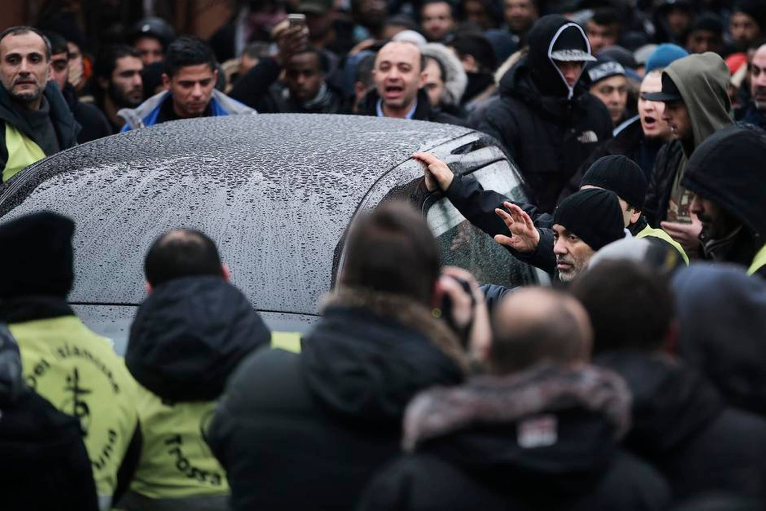 Flere hundrede mennesker var fredag eftermiddag samlet ved moskéen på Dortheavej i Københavns Nordvestkvarter for at tage afsked med den 22-årige attentatmand Omar Abdel Hamid El-Hussein, der blev skudt og dræbt af politiet søndag morgen efter selv at have dræbt to civile og såret fem betjente. Foto: Niels Hougaard
