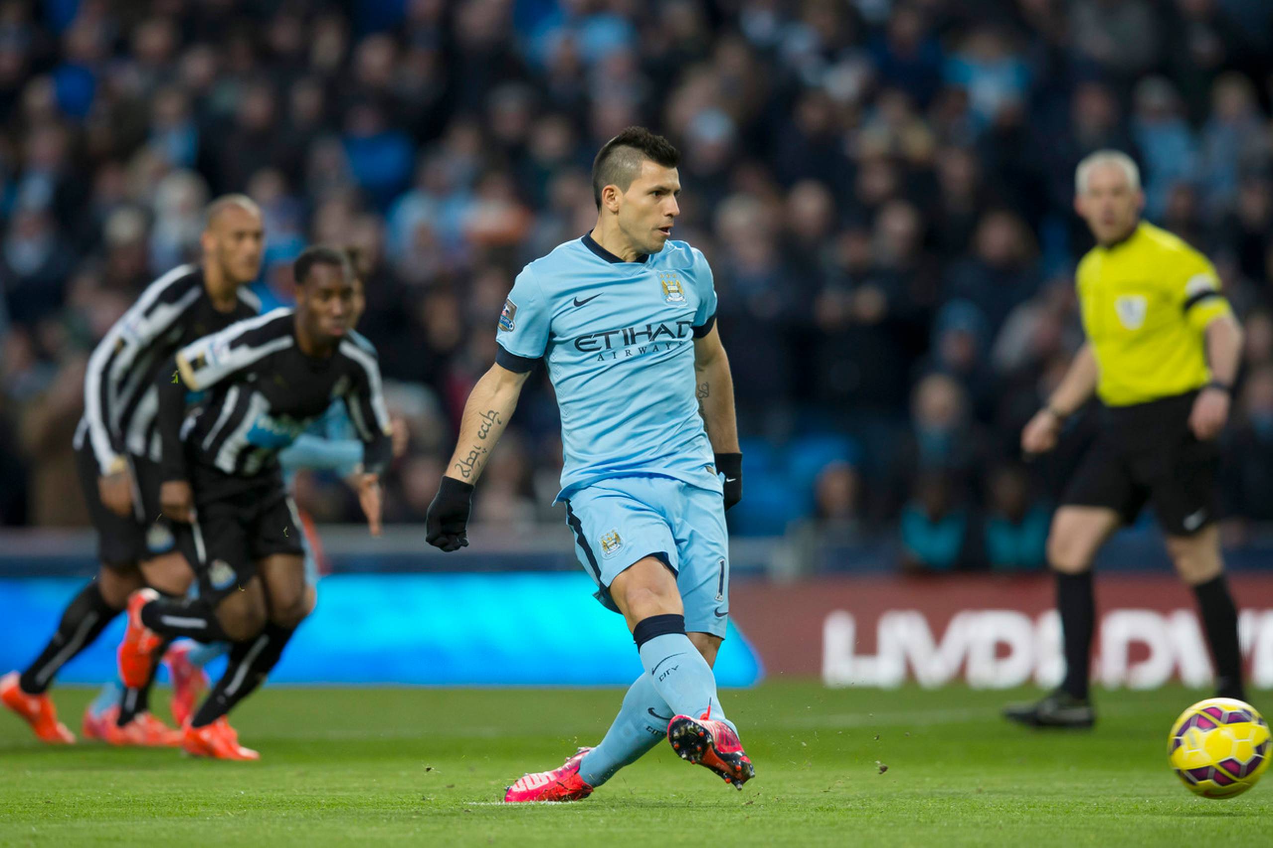 Sergio Agüero er ikke med, når Manchester City og Manchester United mødes 10. september. Foto: AP