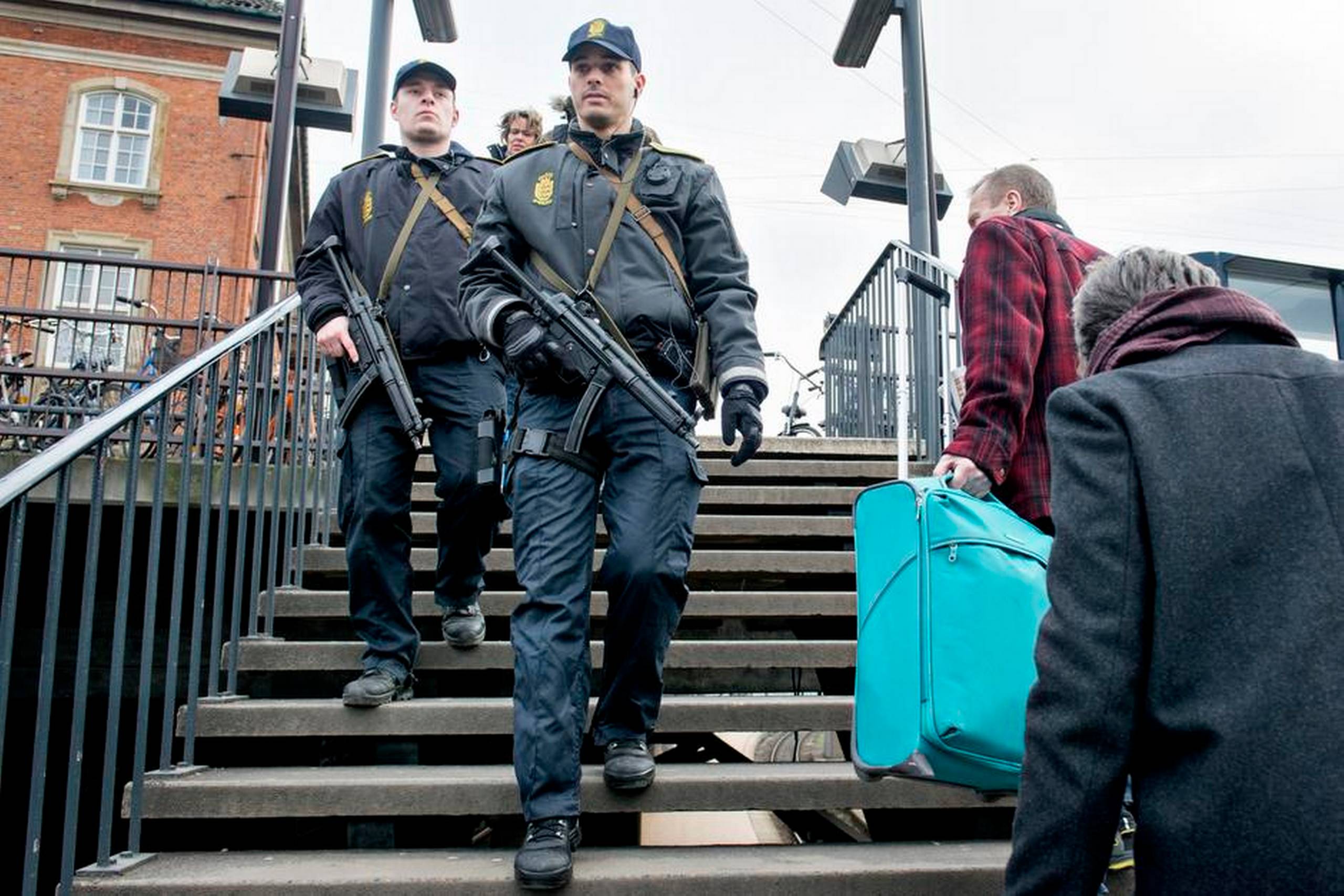 Bevæbnede betjente patruljerer på og omkring Københavns Hovedbanegård efter weekendens terrorangreb i København. Foto: Lars Krabbe
