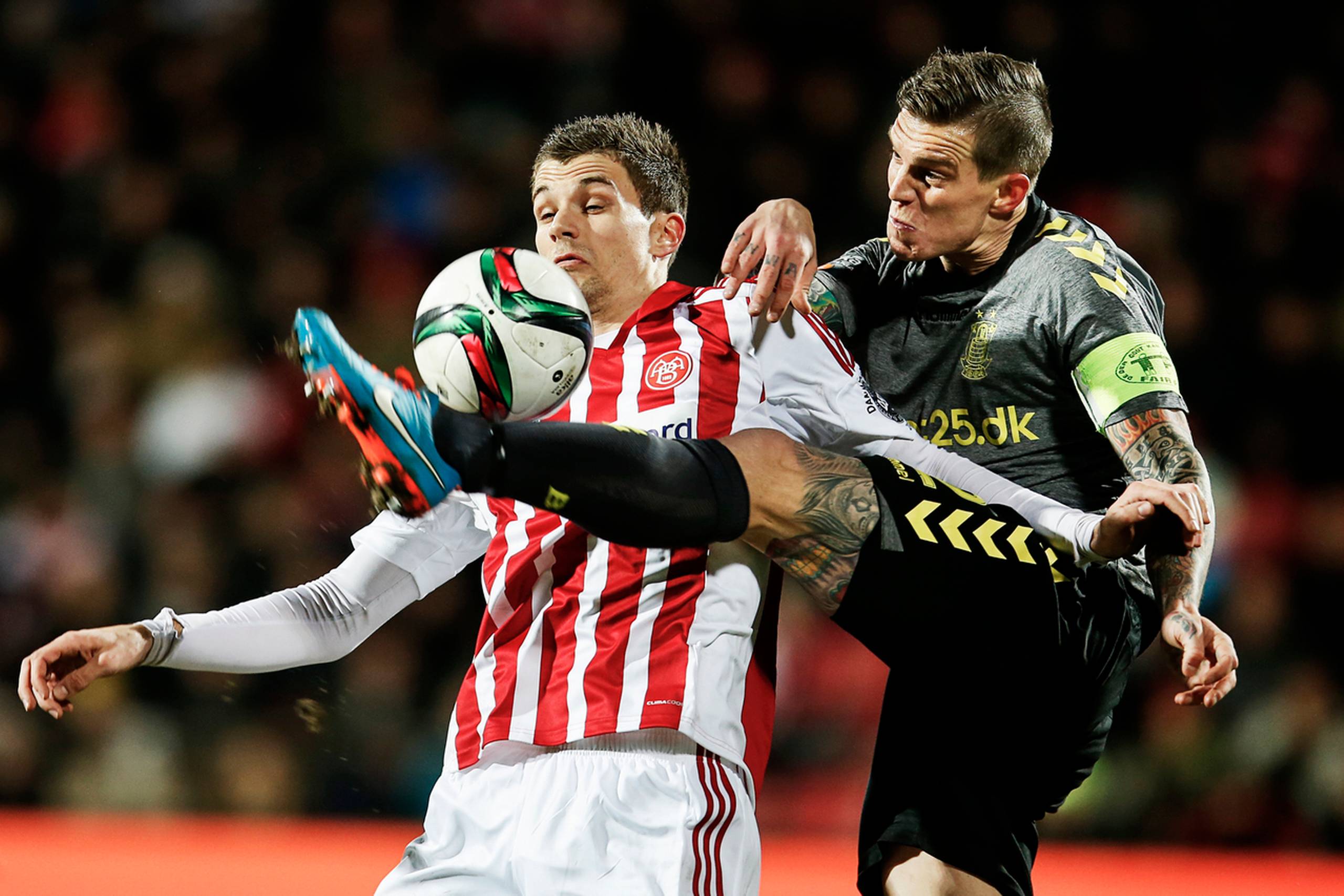 Brøndbys Daniel Agger og AaBs Nicklas Helenius.