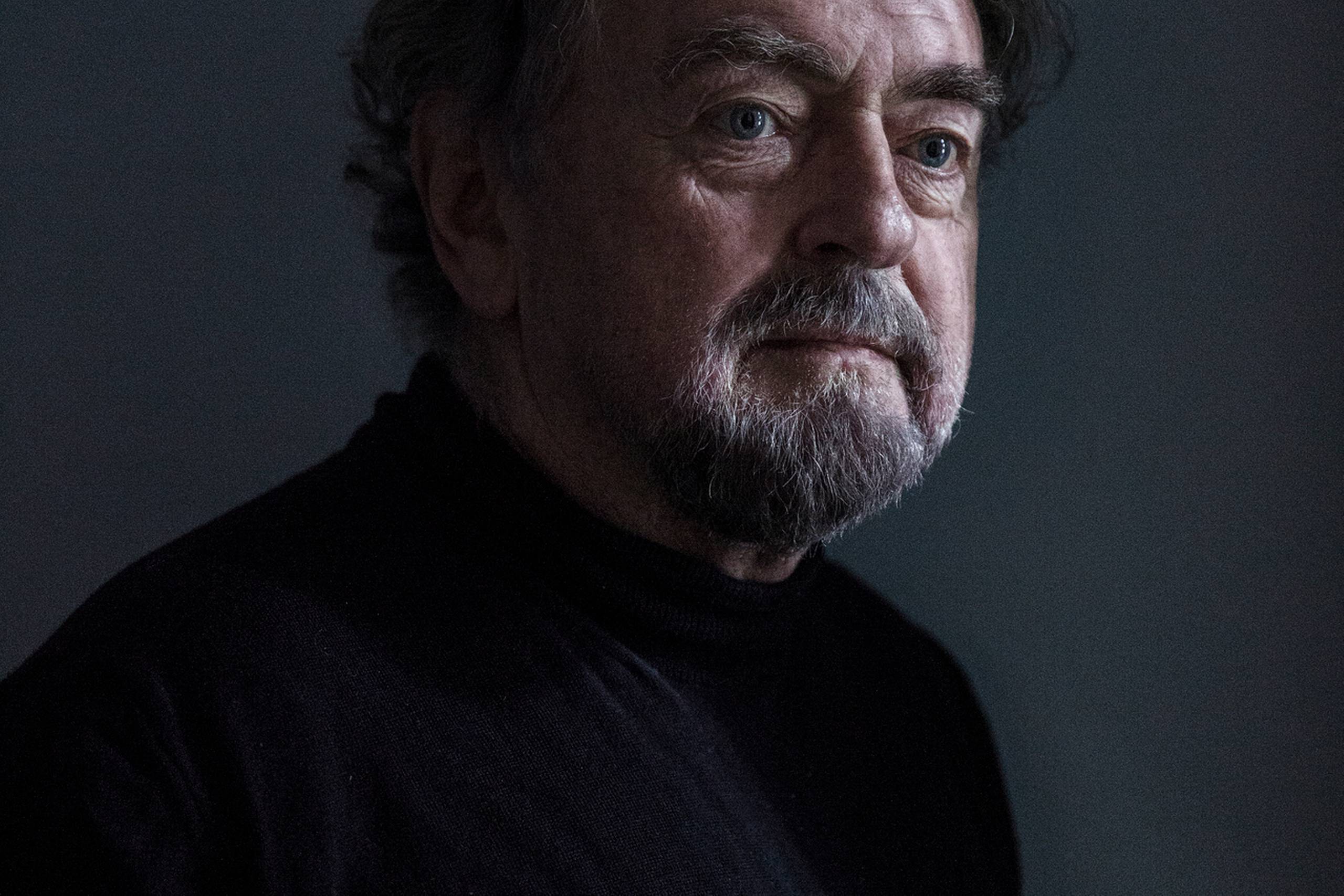 Familier går i opløsning indefra, fordi vi glemmer at se efter hinanden. Det mener skuespiller og filminstruktør Erik Clausen, der spiller hovedrollen i sin nye film om Herluf, som bliver dement, uden at konen og datteren opdager det.