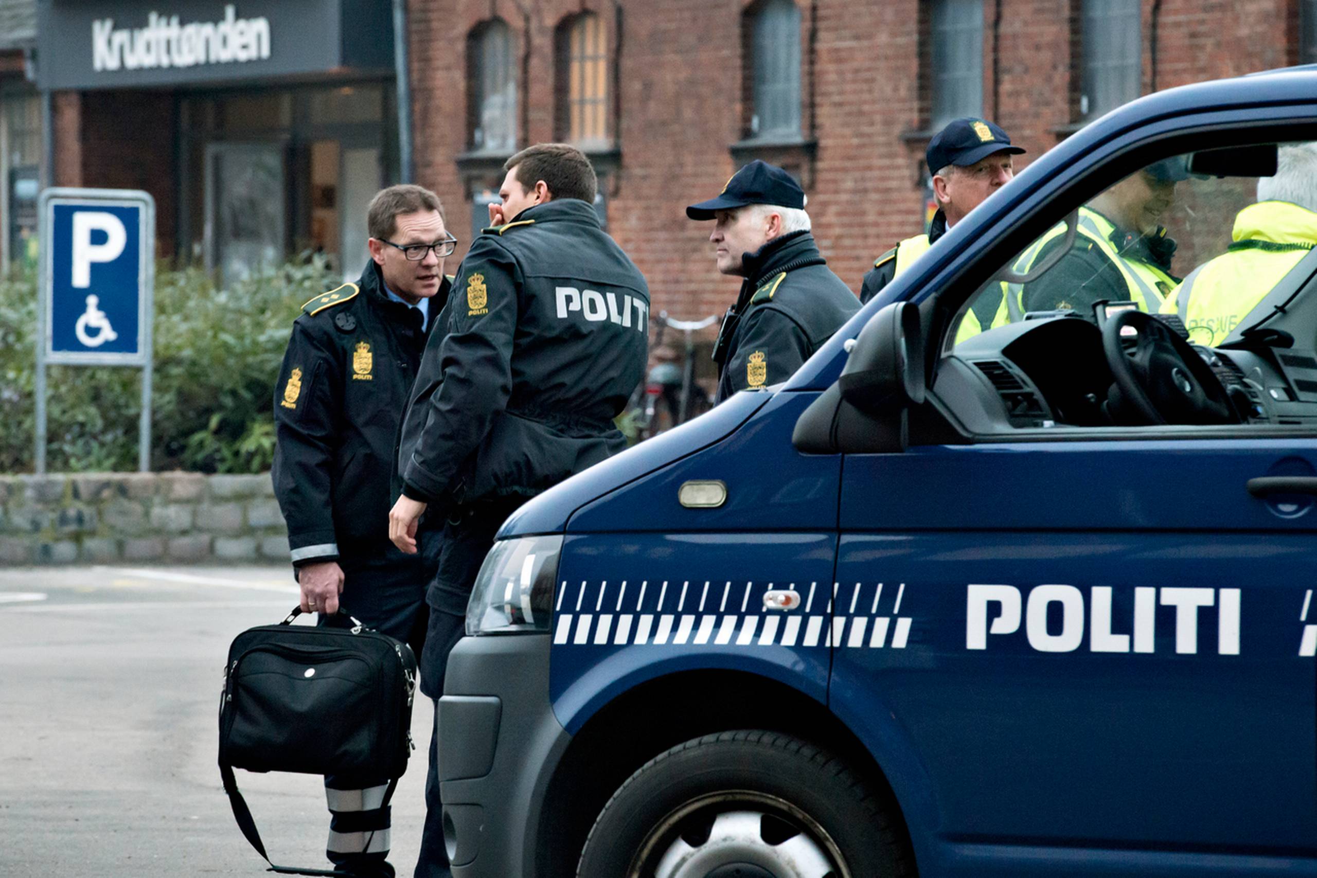 Der gik fire timer fra skudattentatet ved Krudttønden lørdag eftermiddag, til politiet stod foran synagogen i Krystalgade, hvor der var konfirmation den weekend. Arkivfoto: Lars Krabbe