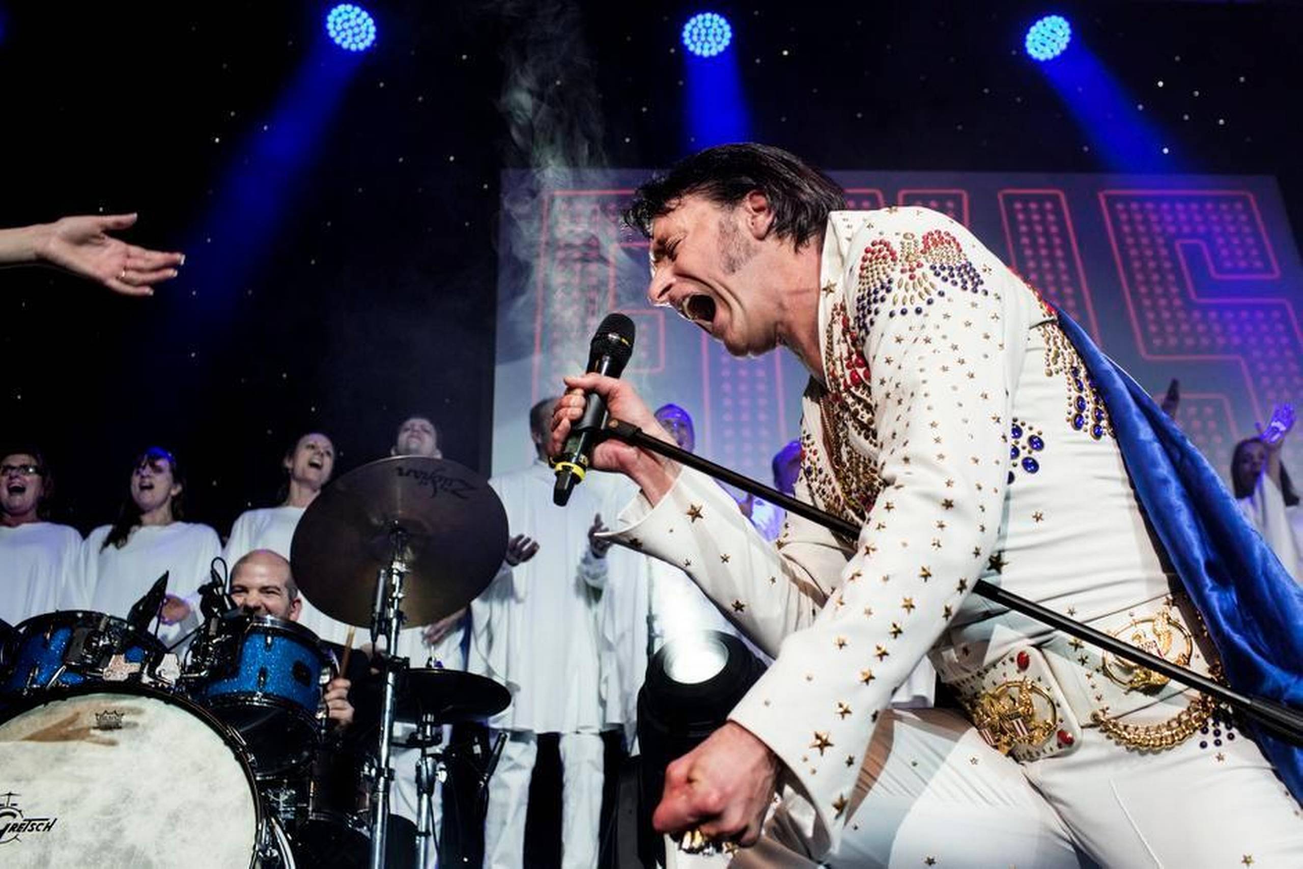 Elvis taler fynsk. Han hedder Henrik Busborg, er 48 år og folkeskolelærer på fuldtid. Bor i Odense C. Har tre børn og en kone.