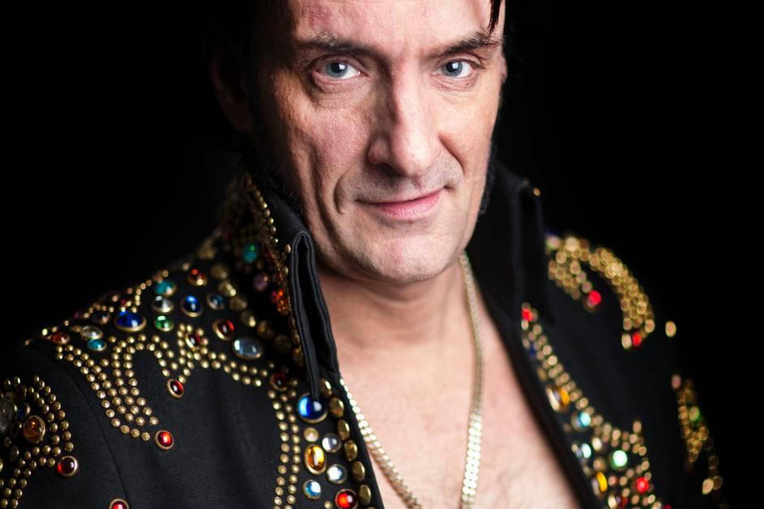 Jeg blev bidt af en gal Elvis, da jeg var 8-9 år og naboknægten kom rendende med sangen Blues Way Shoes på kassettebånd. Bang! Lyden satte sig i min krop.