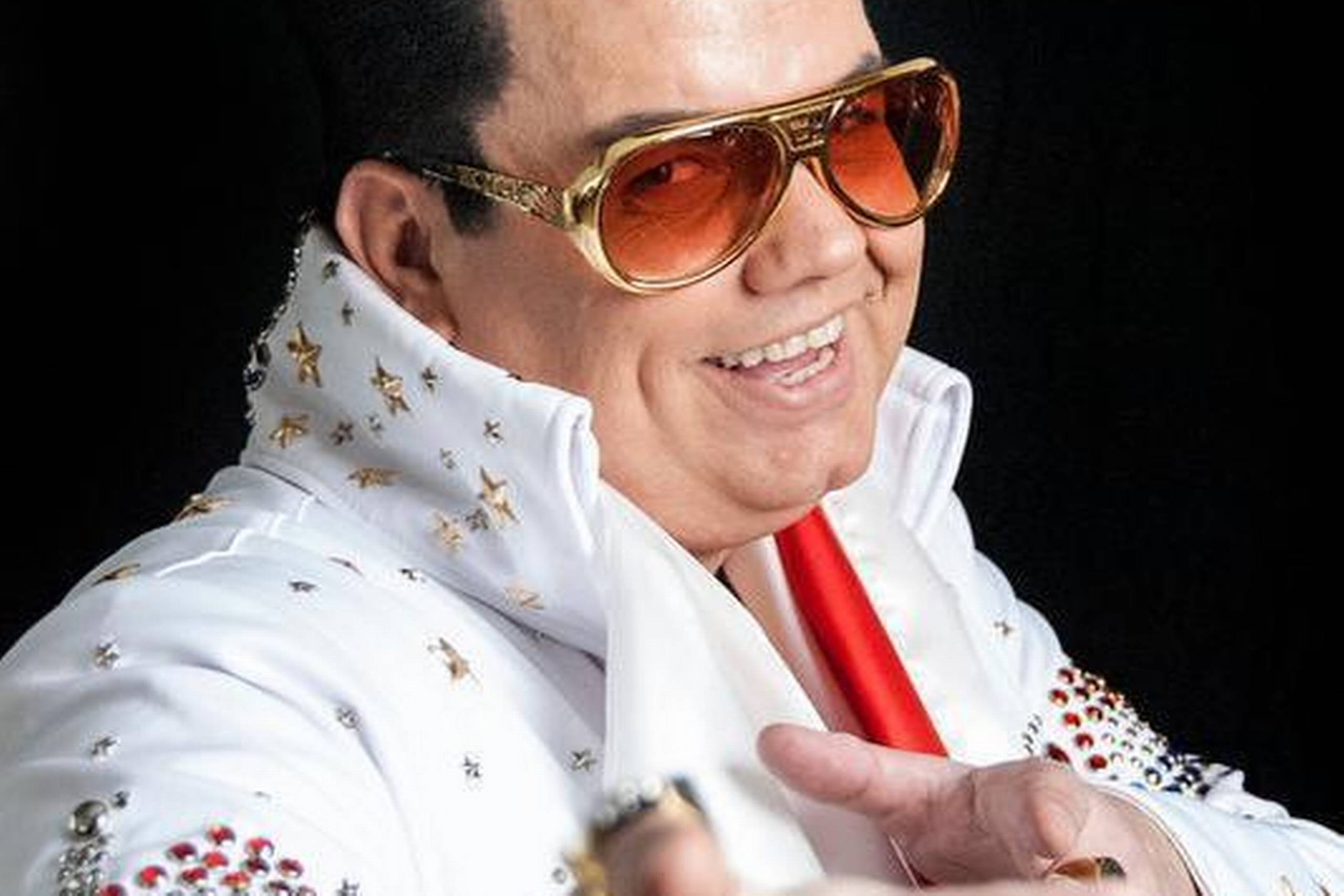 Jeg begyndte at synge og redde håret tilbage, og nogle af drengene kaldte mig Elvis, jeg gik hjem og spurgte min mor, hvem Elvis var. Hun satte en plade på, og den var god. Derefter kaldte folk mig Elvis.