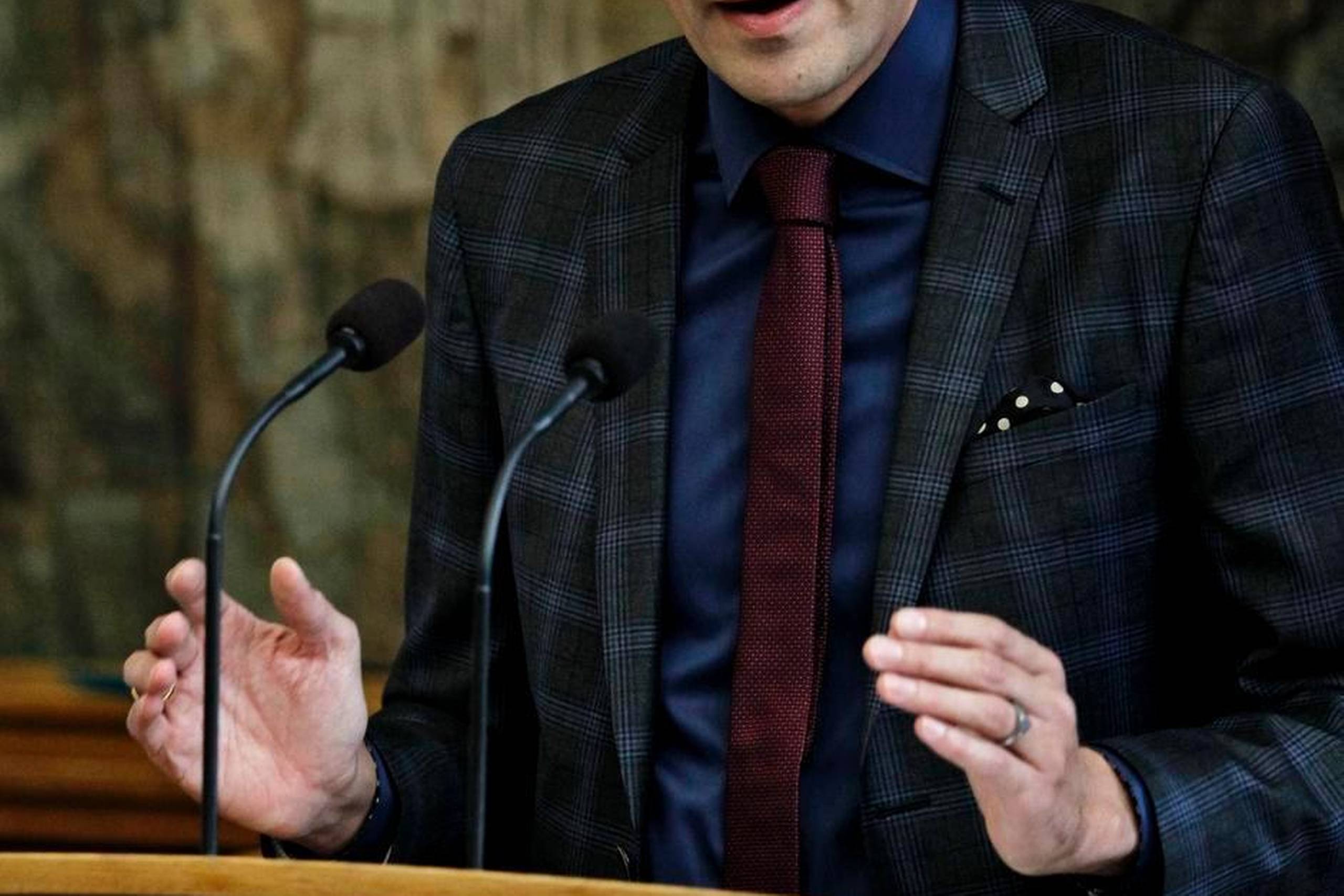 Transportminister Magnus Heunicke (S) går ind i sagen om rejsekortets opbevaring af alle kunders data i fem år.