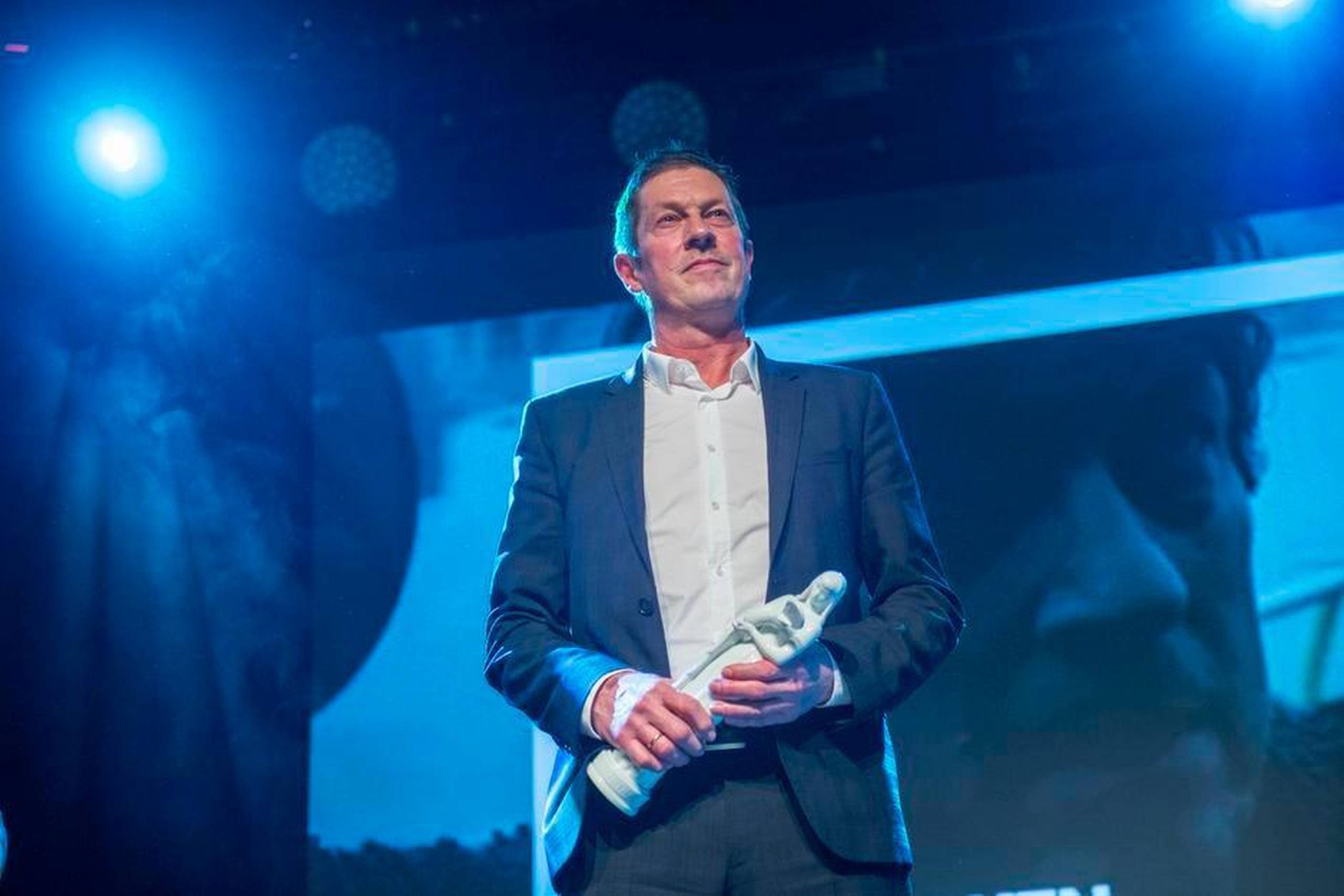 Prisen for årets bedste mandlige hovedrolle gik i lørdags til Henrik Birch for hans spil i ”Klumpfisken”. Foto: Jakob Jørgensen