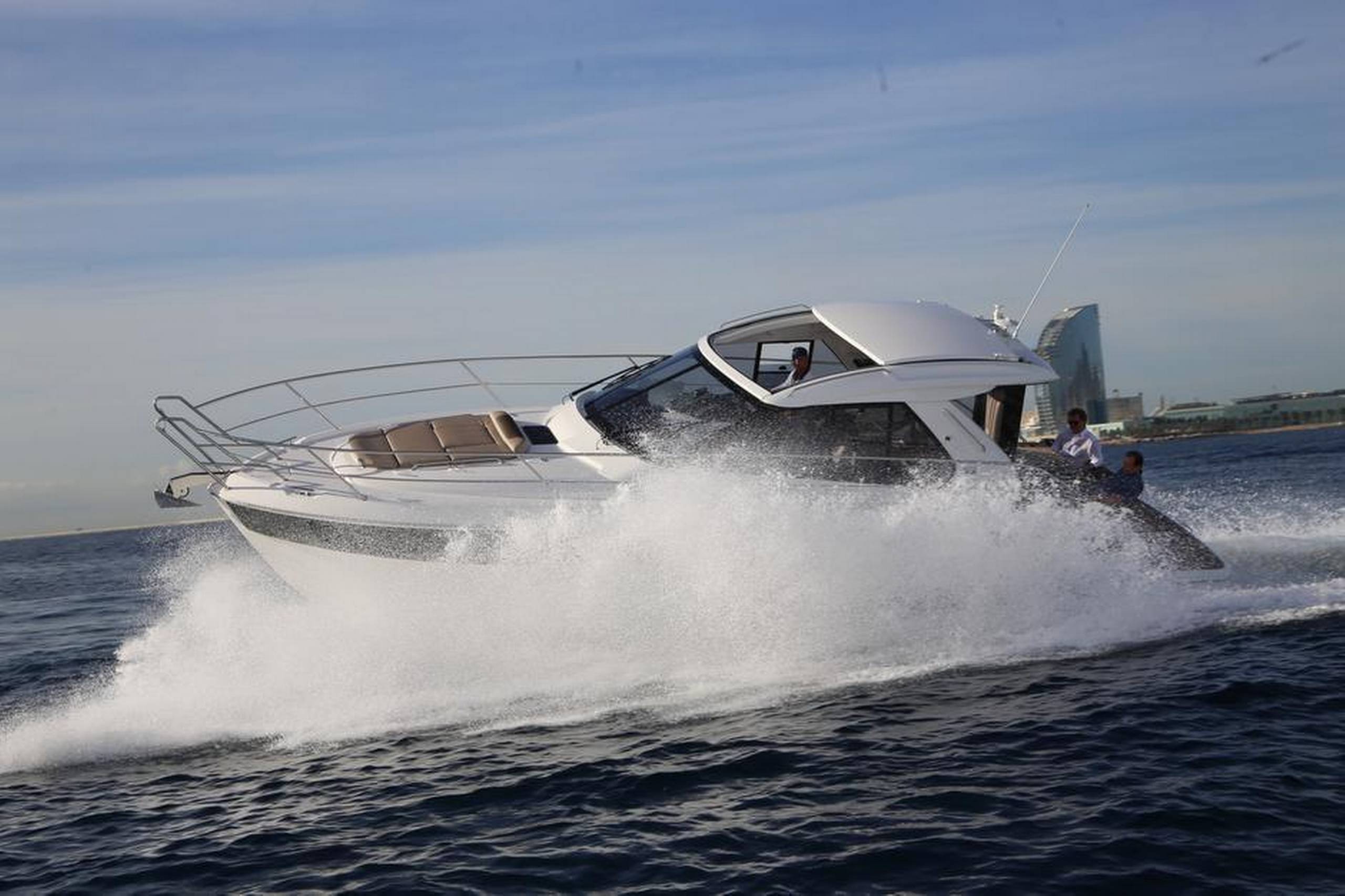 Bavaria 360 Sport Coupé er en fin båd – og til færre penge end mange konkurrenter. Her sejler vi med 29,5 knob på toppen ved testen ud for Barcelona.