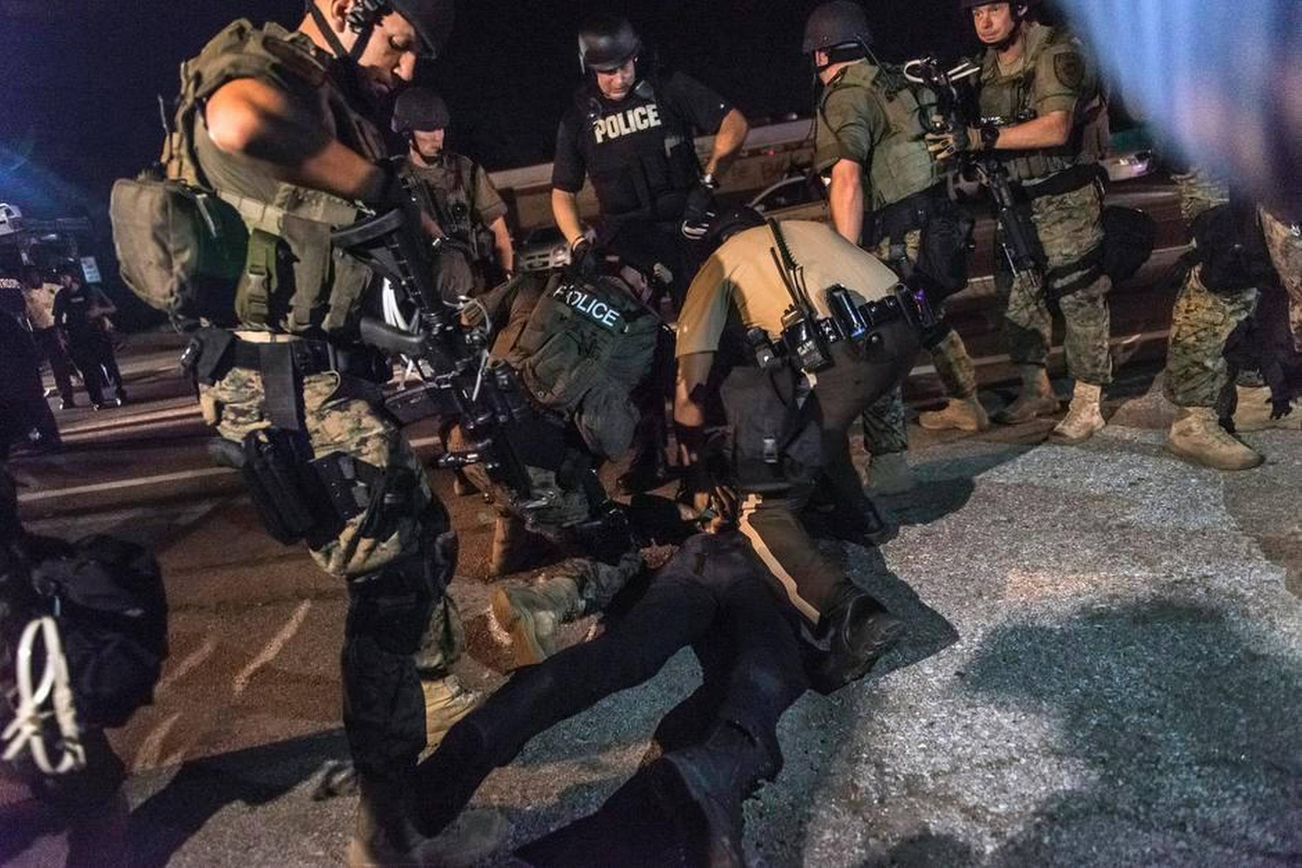 I august 2014 udbrød der voldsomme uroligheder i Ferguson med kampe mellem civile og politifolk, og forretninger i den overvejende sorte by blev plyndret under volds- og hærværksorgiet. Arkivfoto: Anne Hollande