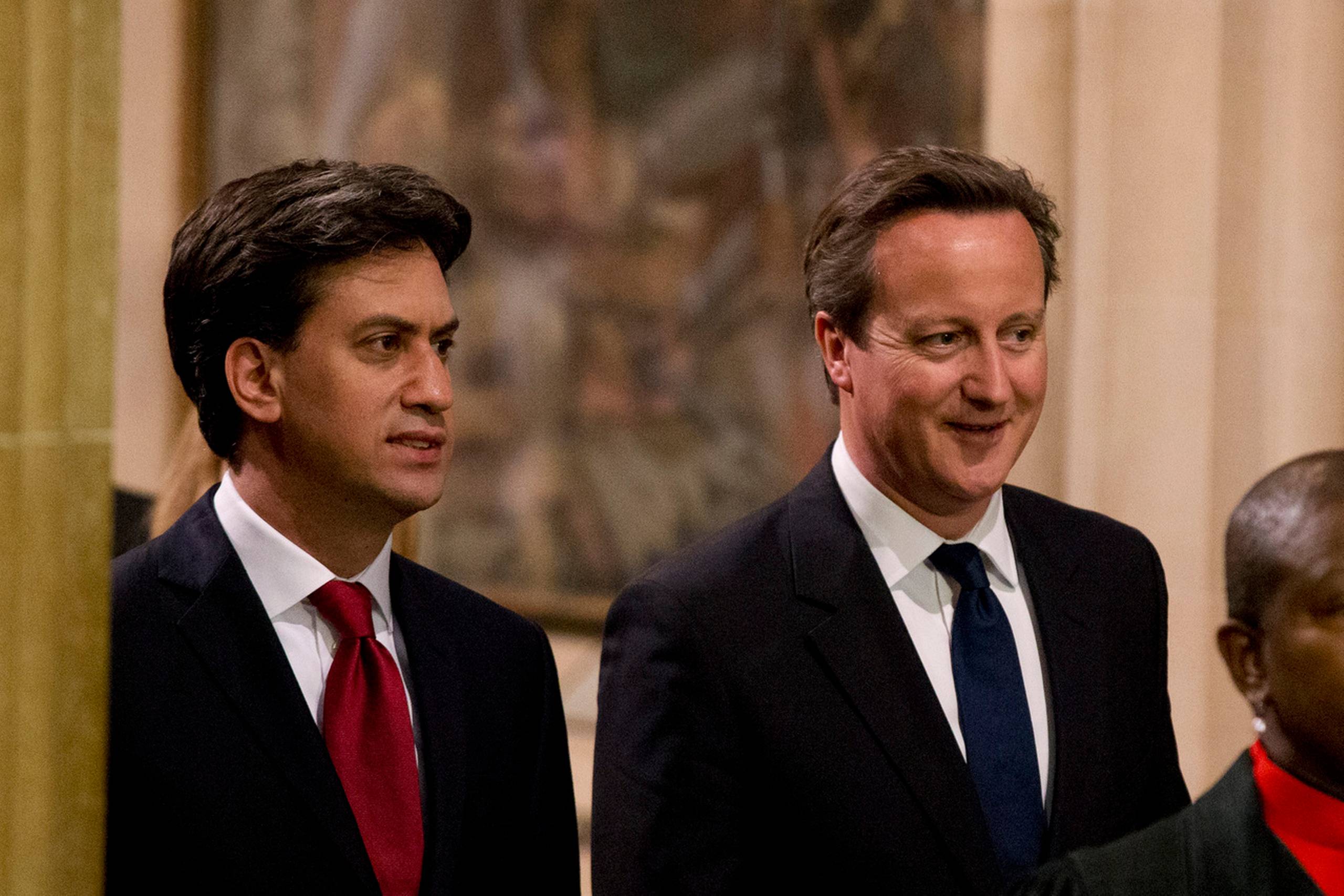 Ed Miliband (tv.) har kritiseret premierminister David Cameron (th.) for ikke at ville deltage i mere end en tv-debat forud for det britiske valg.