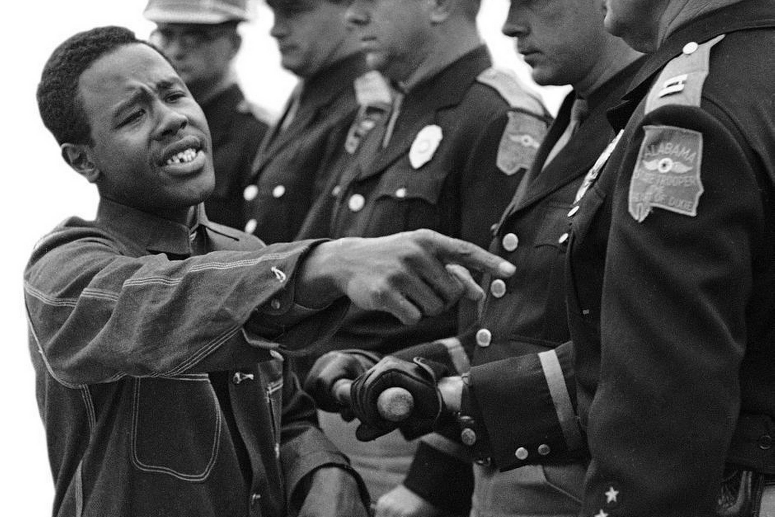 Den 19. marts 1965 diskuterede Willie Ricks med Alabamas statspoliti for at få lov til at demonstrere ved statsparlamentet i Montgomery, Alabama. Politiet afviste og anholdt senere demonstranterne. Denne gang uden brug af magt. Arkivfoto AP.