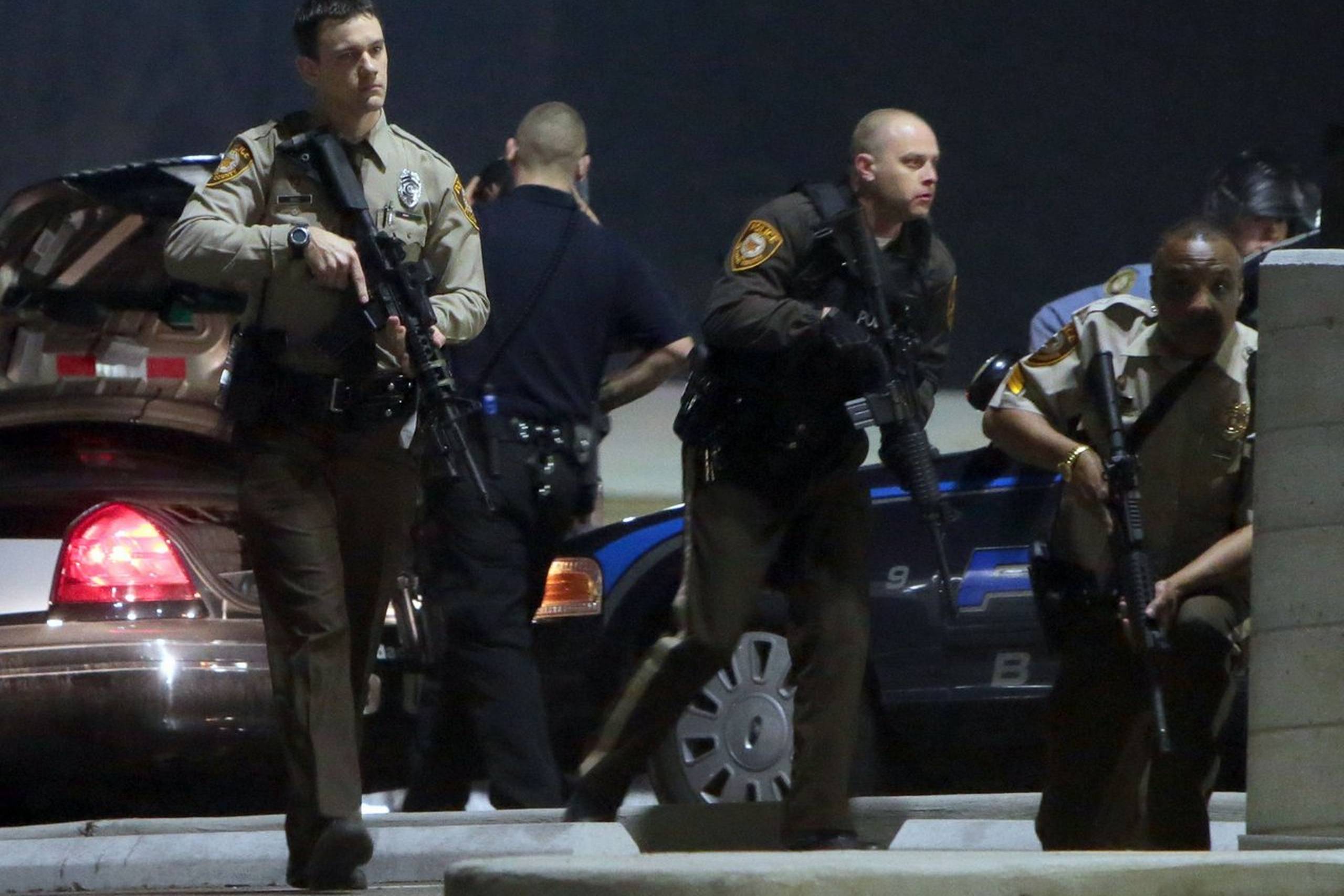 Øjenvidner - både privatpersoner og journalister, som var til stede - fortæller, at der blev affyret mellem to og fire skud. Gerningsmanden eller -mændene er endnu ikke fundet.