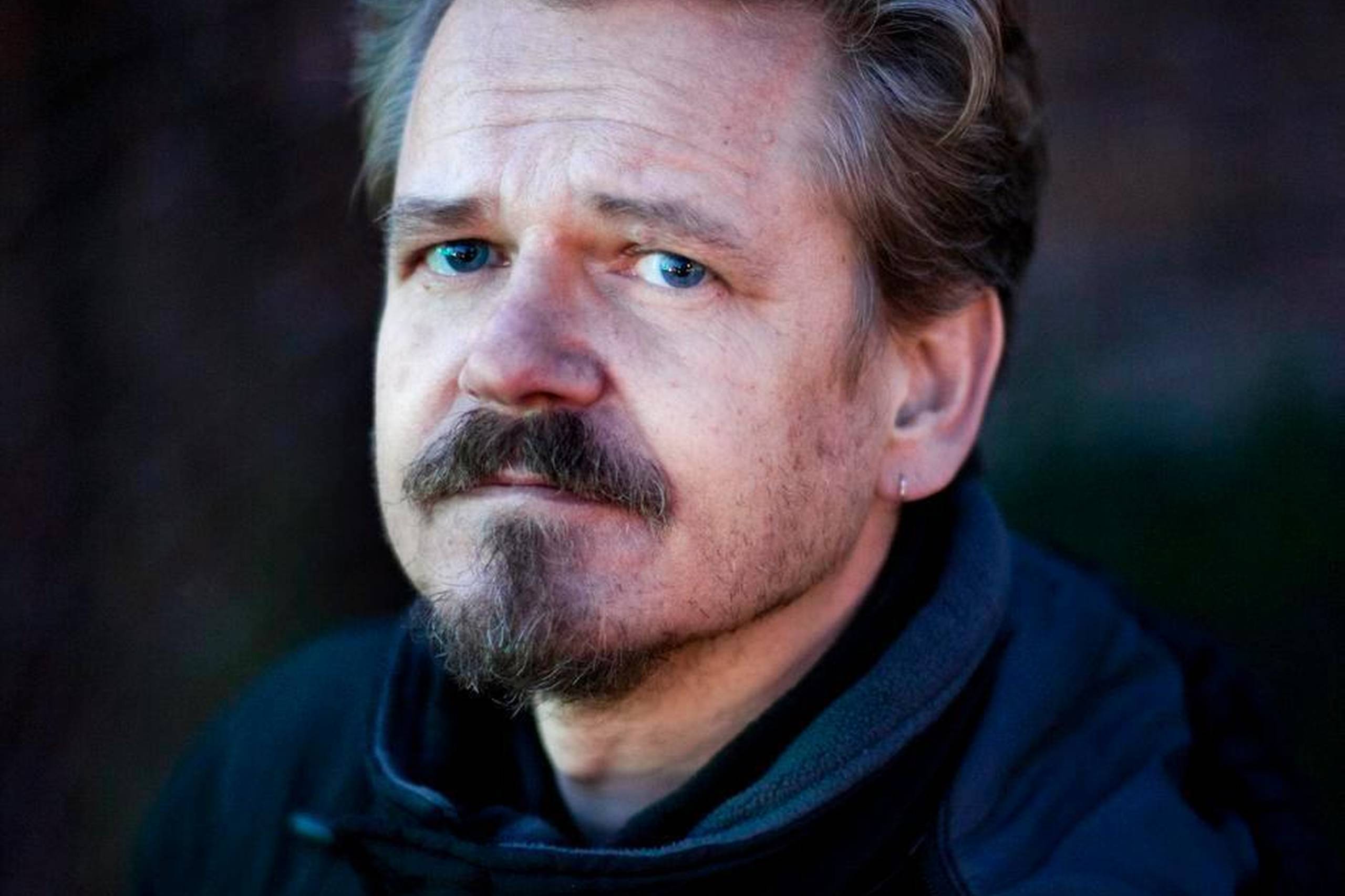 Kim Leine, 53 år, er født i Norge, uddannet sygeplejerske i Danmark og har boet i Grønland i 15 år. Han debuterede i 2007 med romanen ”Kalak”, som han modtog De Gyldne Laurbær for. I 2013 fik han Nordisk Råds Litteraturpris for romanen ”Profeterne i Evighedsfjorden”. 