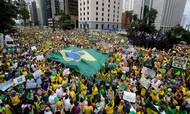 Brasilianerne har tidligere i 2015 været på gaden for at protestere imod præsident Dilma Rousseff og det politiske systems indblanding i Petrobras-skandalen. Foto: Nelson Antoine/AP