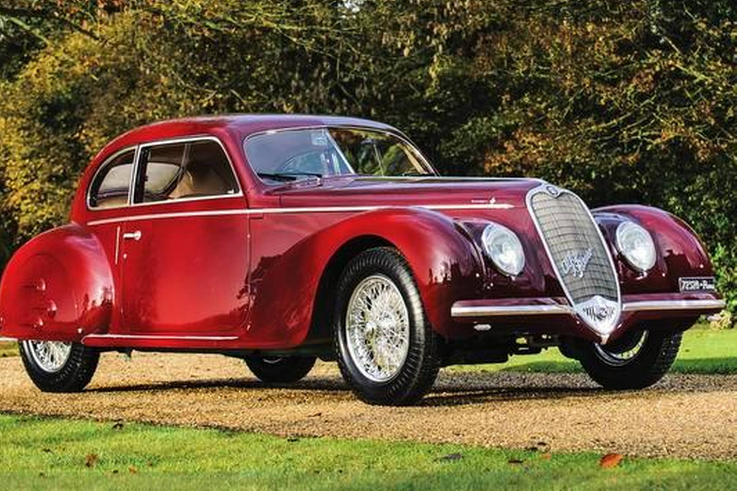 Denne Alfa Romeo 6C 2500 Berlinetta fra 1939 var en gave fra den italienske diktator Mussolini til hans elskerinde og blev af parret anvendt under deres sidste køretur, før italienske partisaner fangede dem under flugten mod Tyskland og henrettede dem. Bilen med den dramatiske historie fik hammerslag i Paris ved godt 13 mio. kroner. Foto: Tom Wood, RM Auctions.