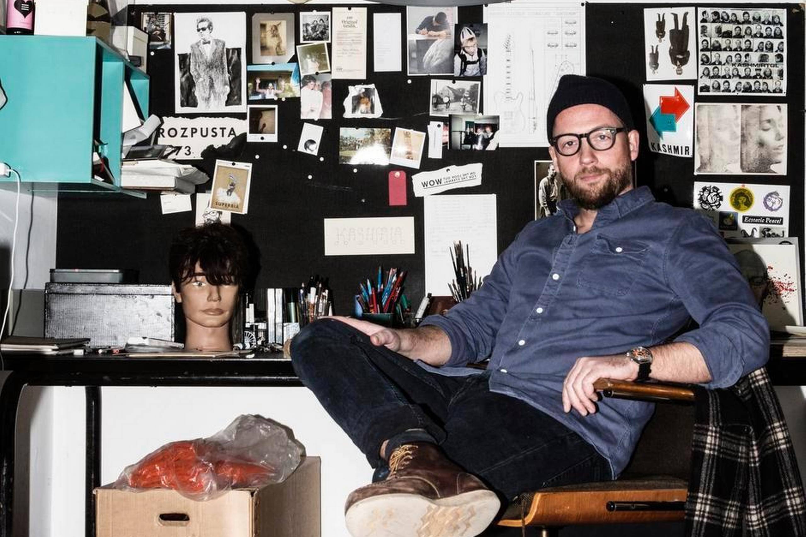 Kasper Eistrup har malet billederne i sit atelier i Kødbyen på Vesterbro i København. Foto: Thomas Emil Sørensen