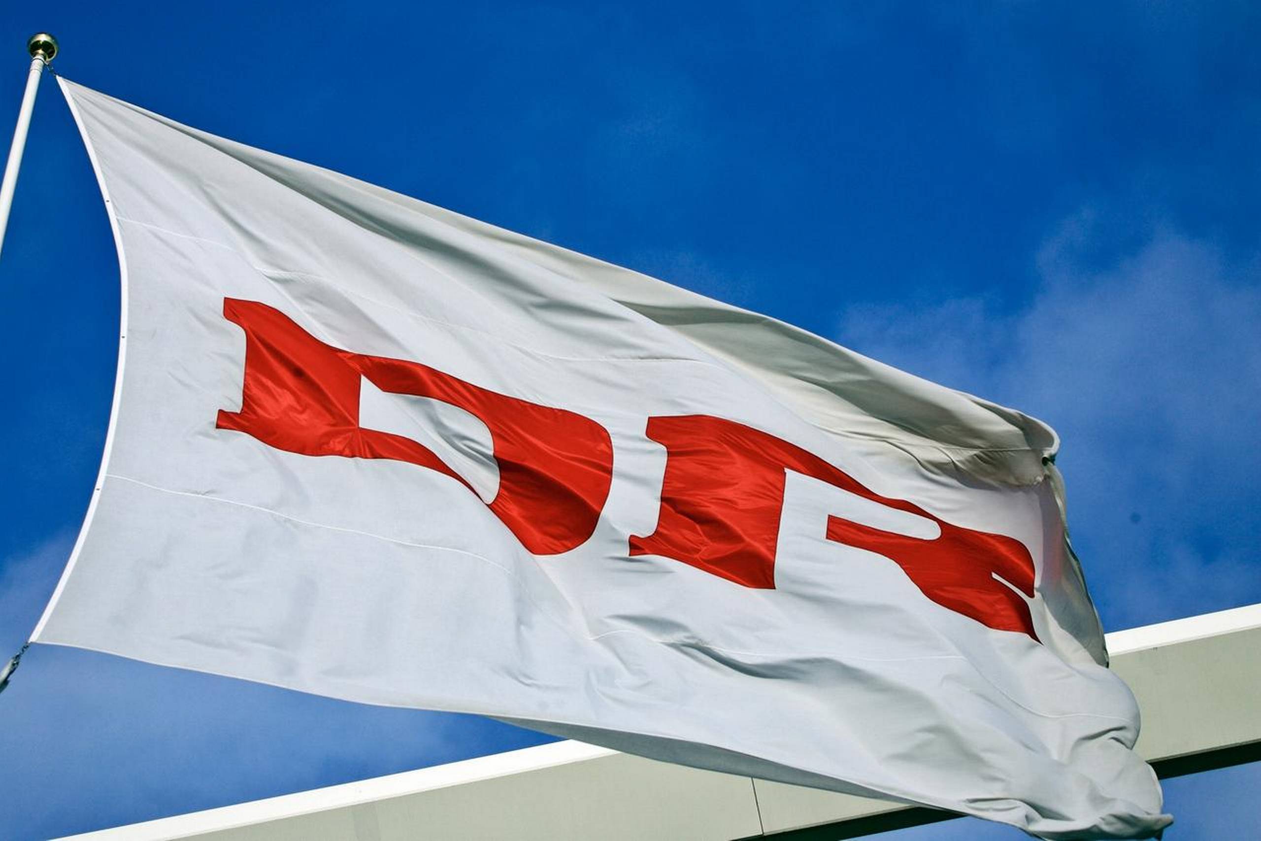 DR1 har nedprioriteret danske programmer siden 2010, da dansk indhold fyldte 55 pct. af fladen. Dengang sendte DR1 3.741 timers dansk indhold om året. Tallet er siden faldet hvert år til 2.364 timer i 2014. 