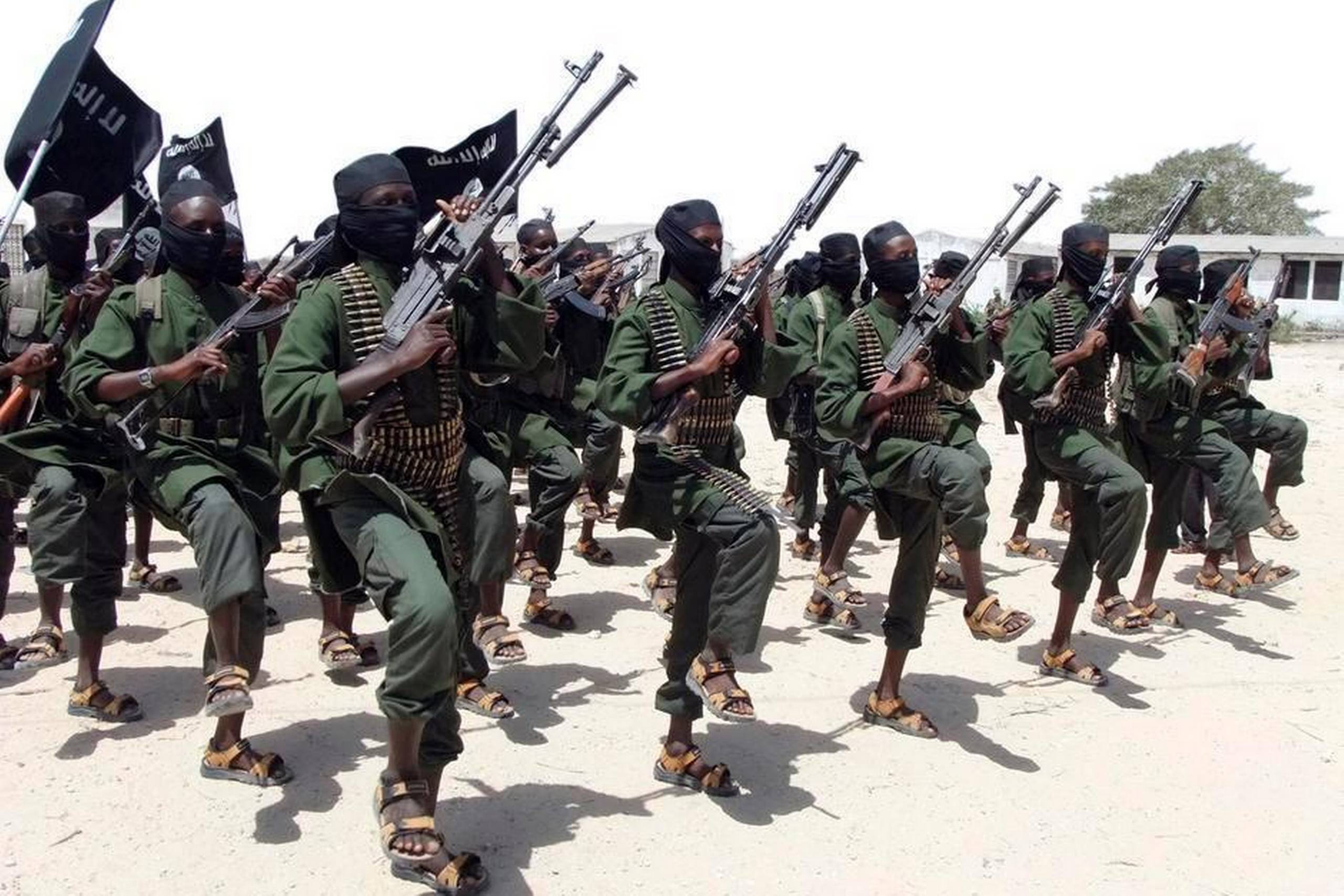 Flere hundrede nyuddannede al -Shabaab- krigere på militær øvelse uden for Mogadishu, Somalia. Arkivfoto: Farah Abdi Warsameh/AP
